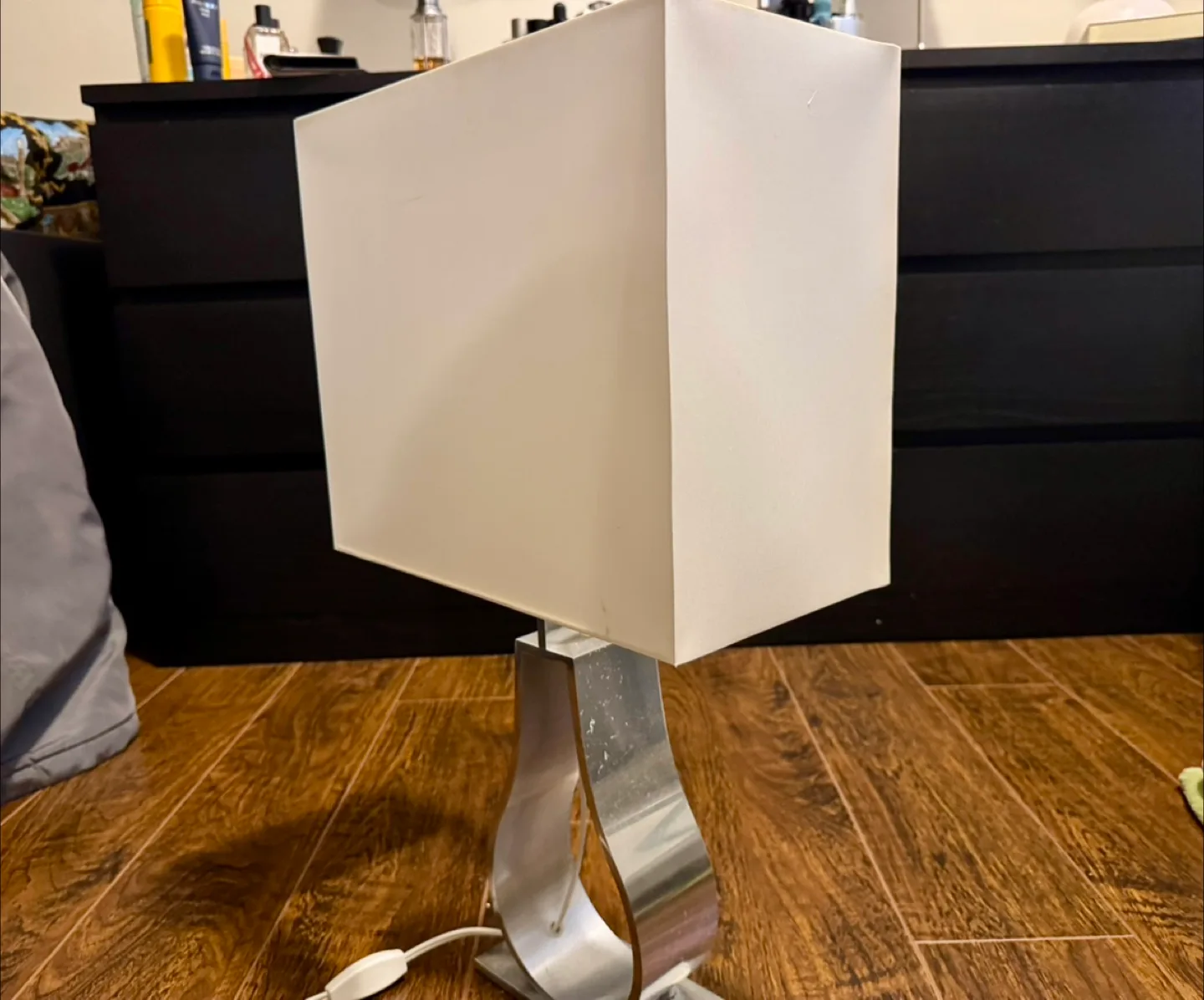 Two Table Lamps image indicator(2)