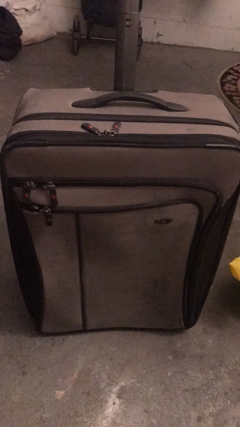 Victorinox Suitcase🇨🇦 thumbnail