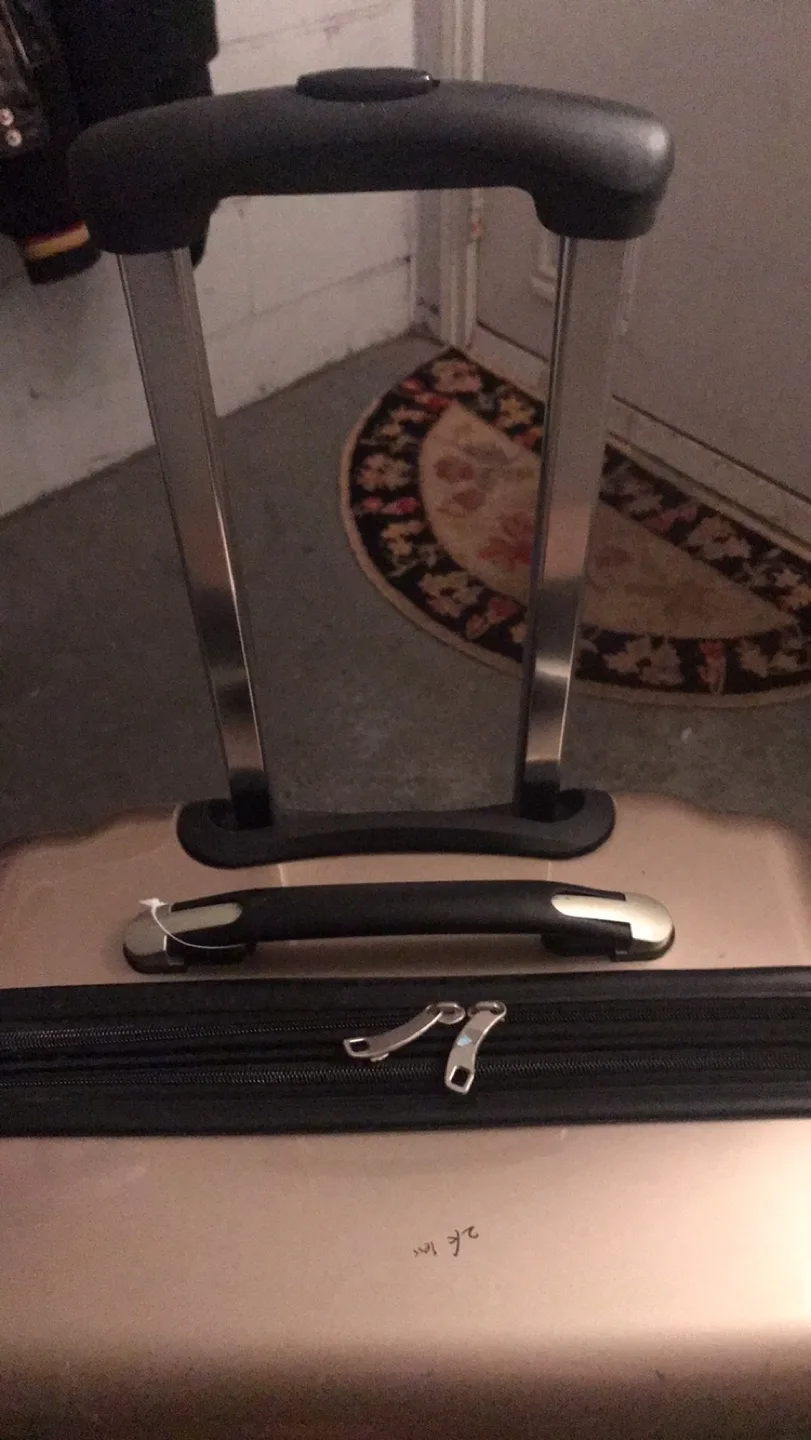 Champagne-coloured Suitcase🇨🇦 thumbnail