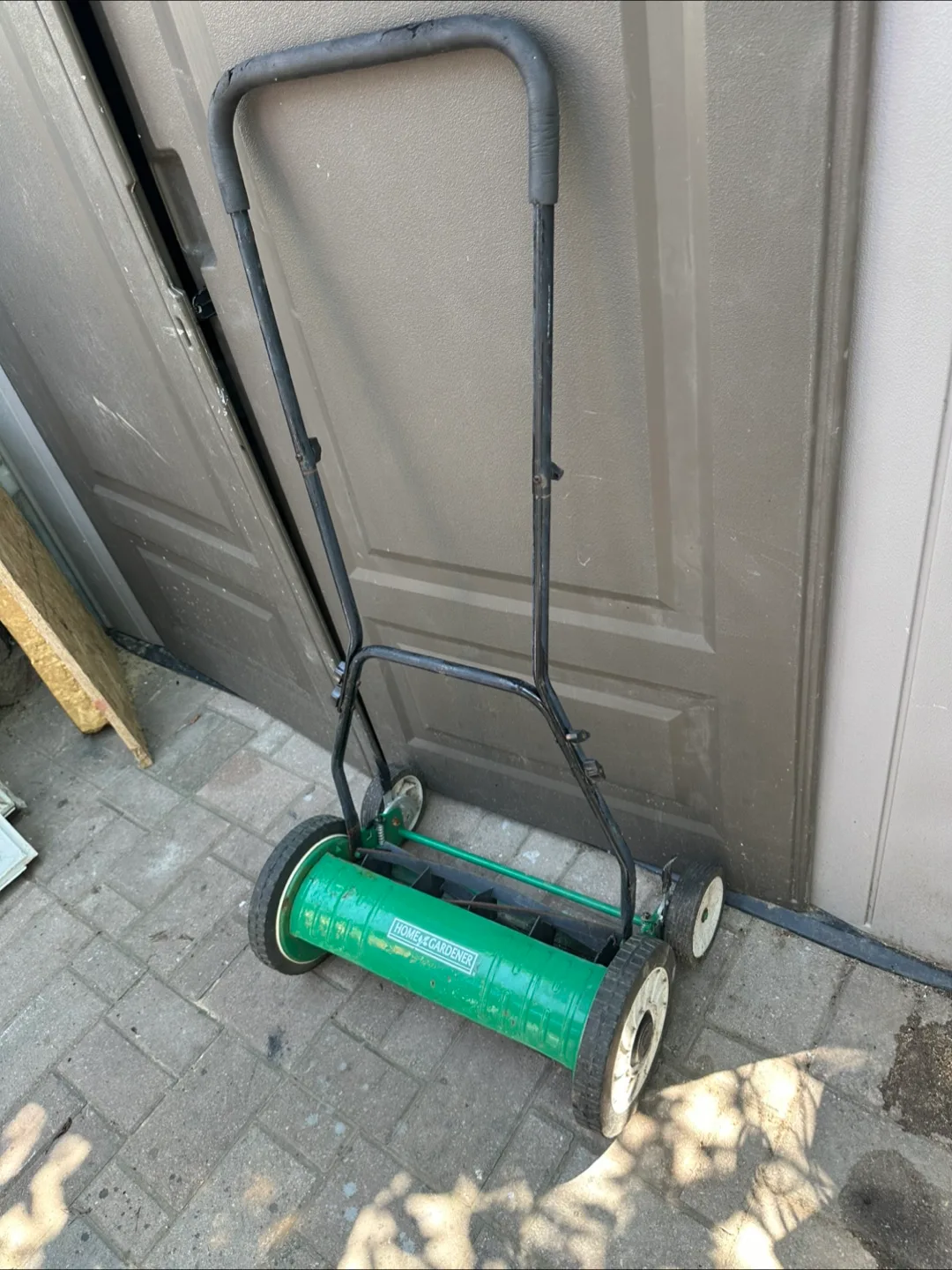 Home & Gardener Push Reel Lawn Mower thumbnail