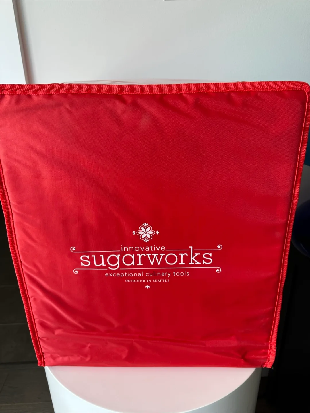 Cake carrier with insulated cover thumbnail