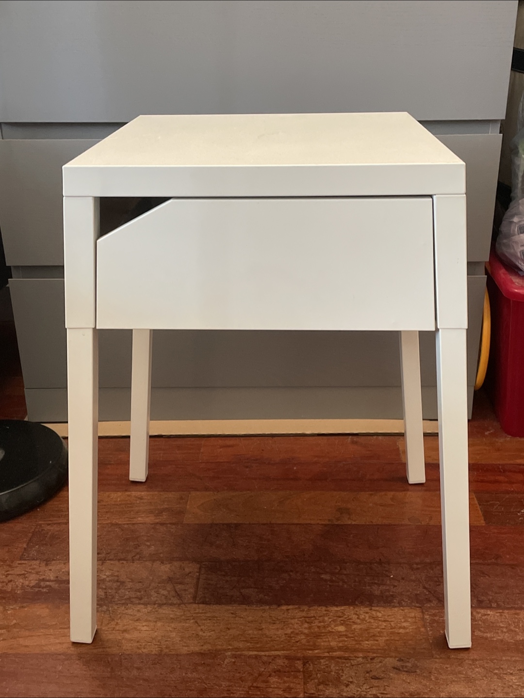 🥕White Metal Nightstand