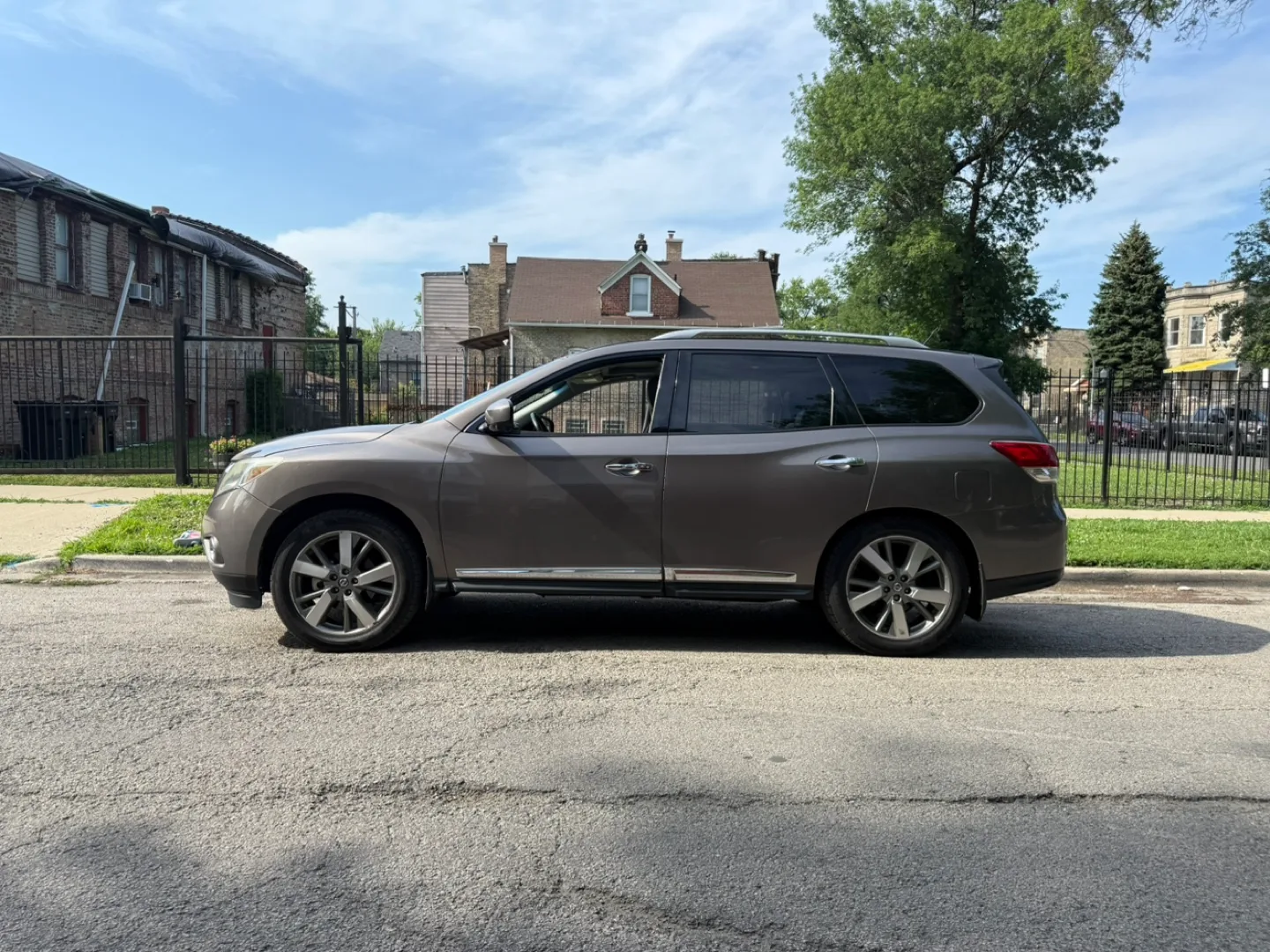 Nissan Pathfinder Platinum 4WD 2013 thumbnail