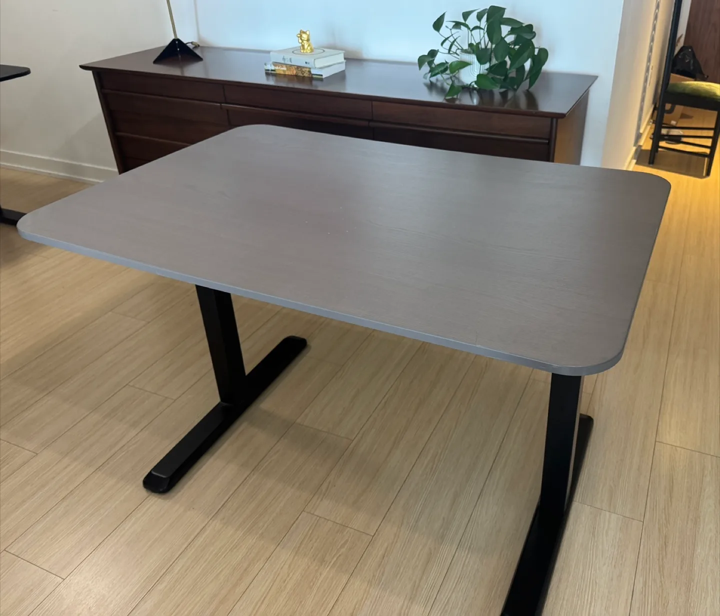 Modern standing work desk