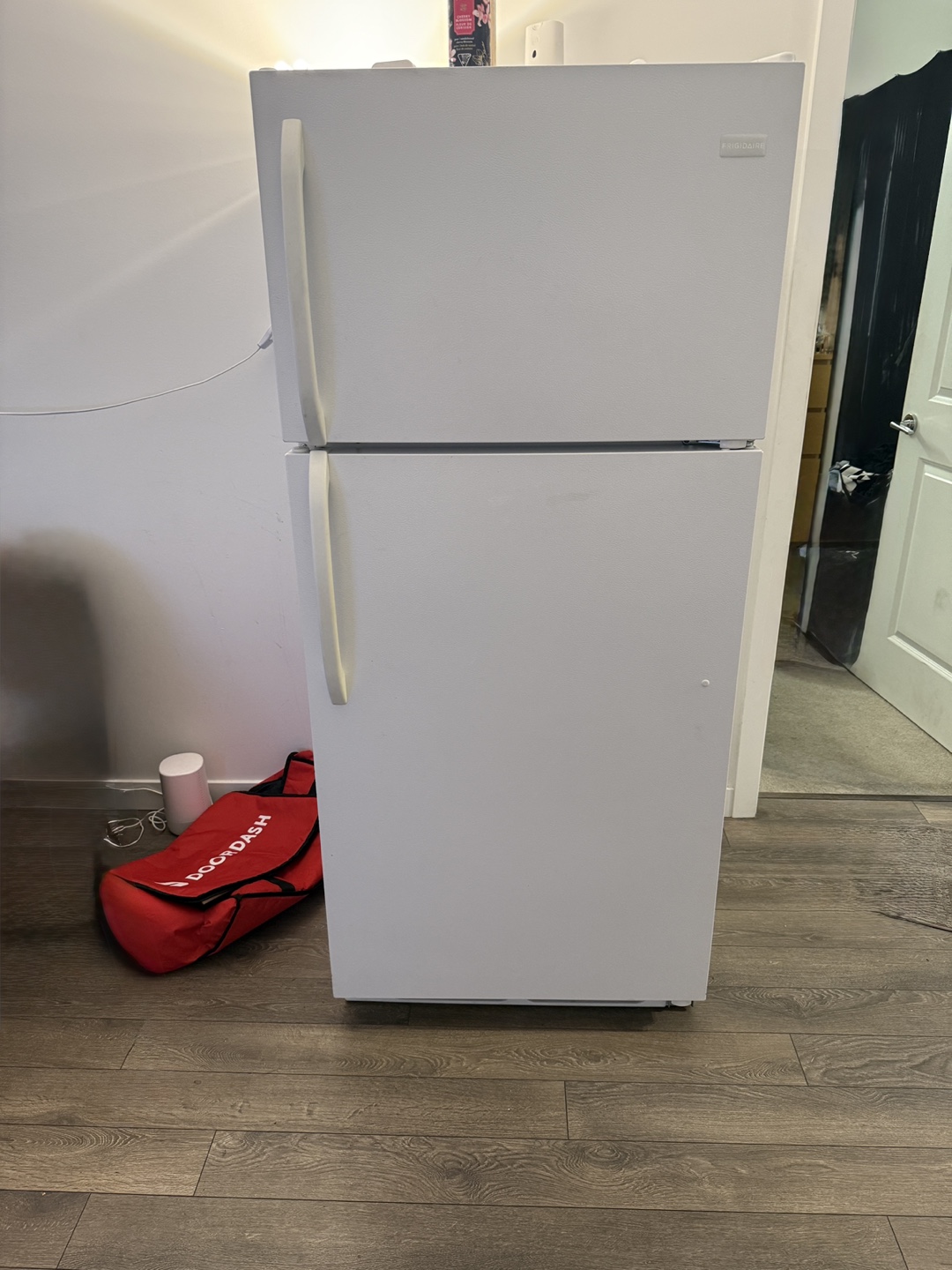 Frigidaire White Top-Freezer Refrigerator