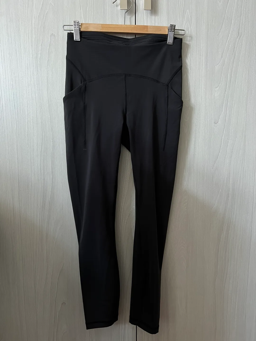 Lululemon Black Leggings pockets - Size 6 thumbnail