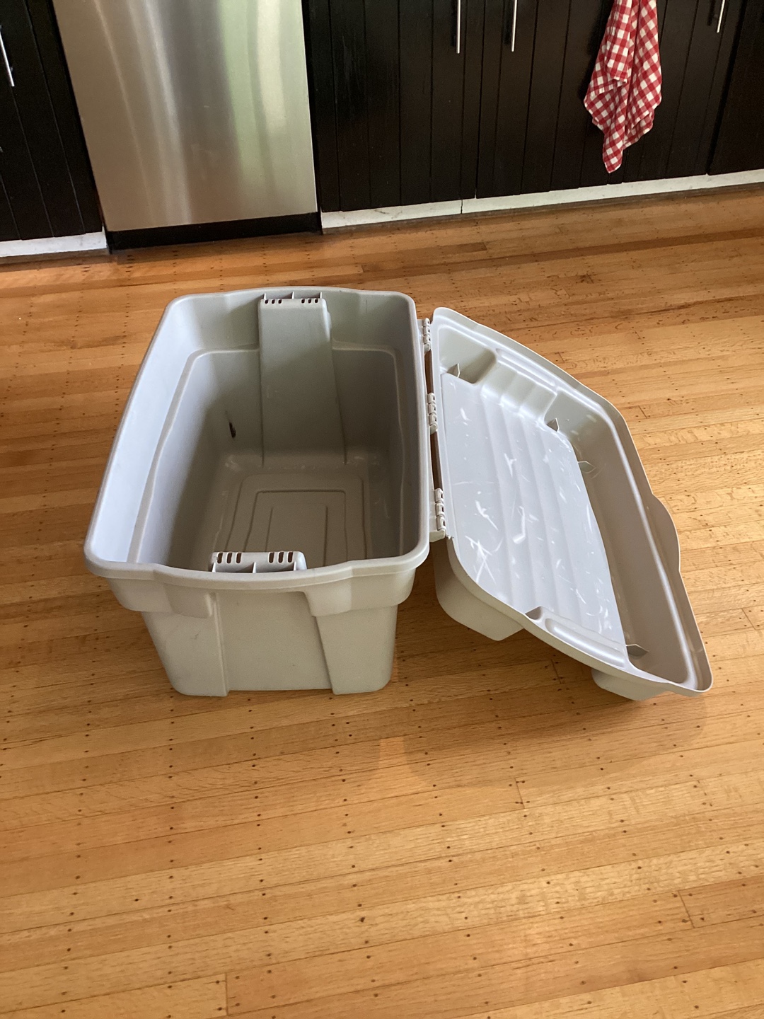 Rubbermaid Roughneck Storage Tote - photo 3