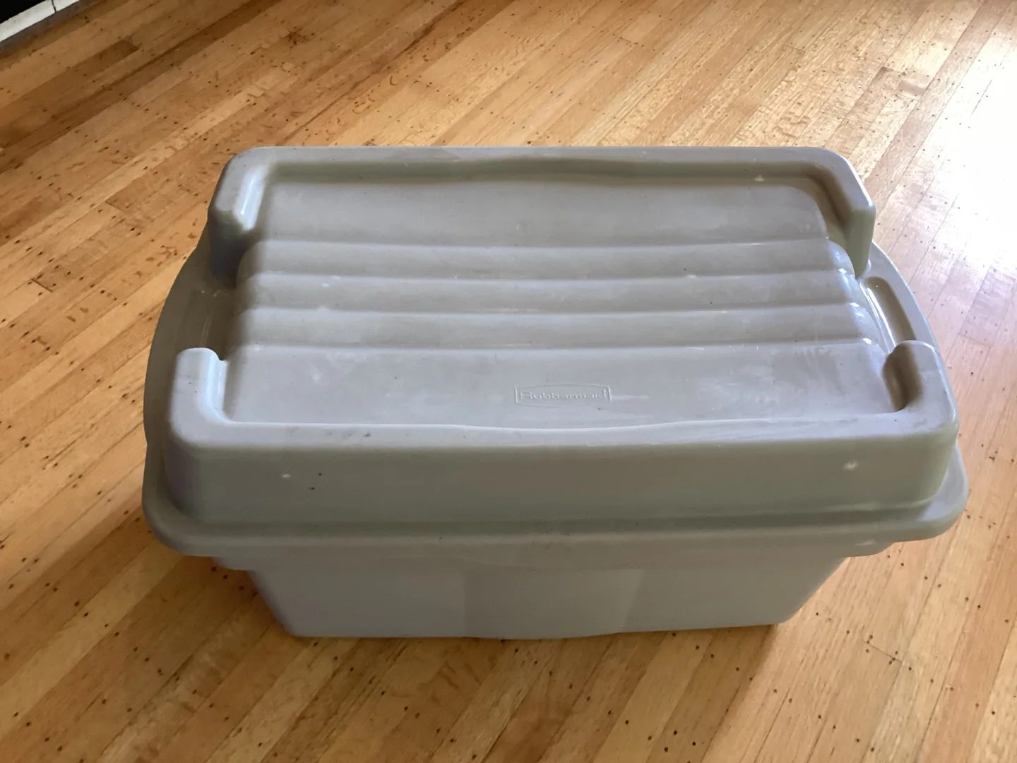 Rubbermaid Roughneck Storage Tote