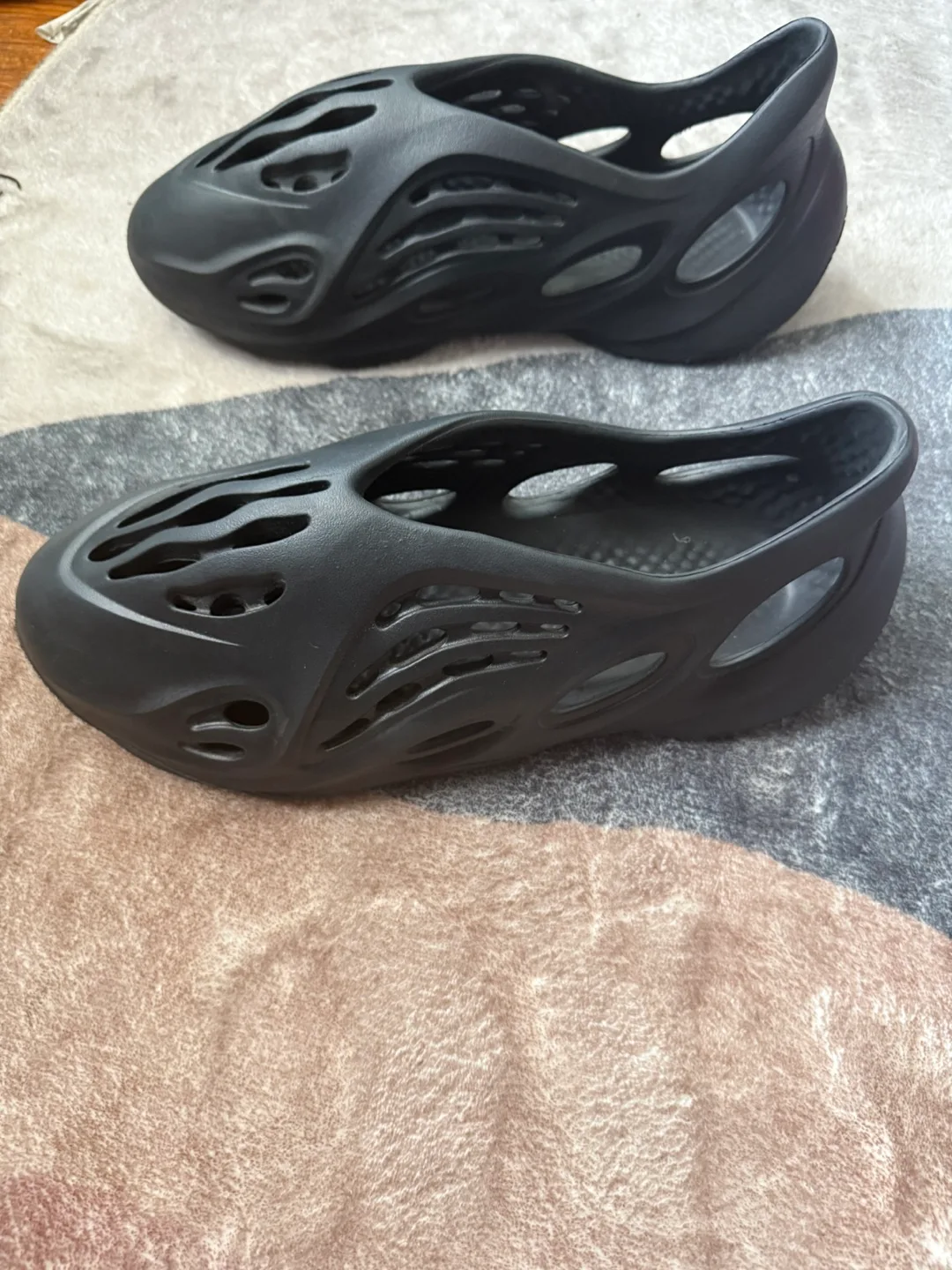 Adidas Yeezy Foam Runner Onyx image indicator(2)