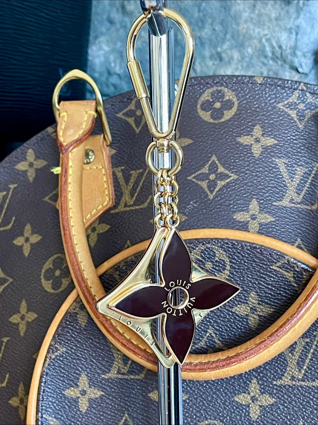 Louis Vuitton Flower Key Chain CX1100 🇨🇦 thumbnail
