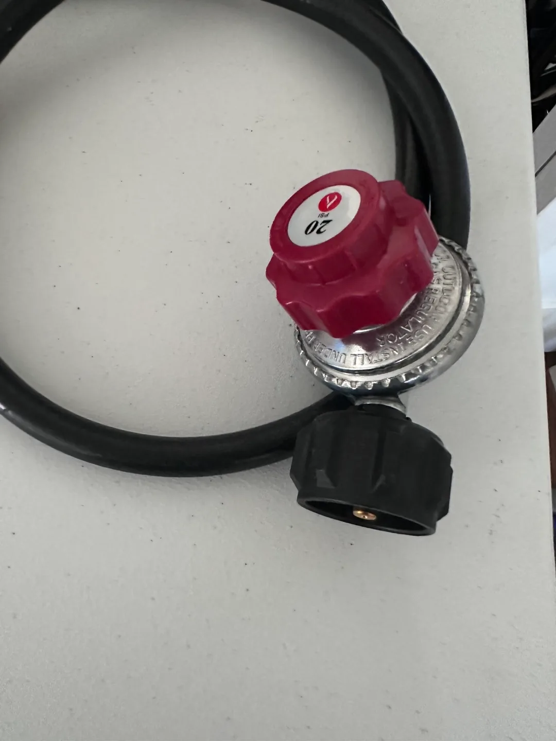 Propane hose with regulator image indicator(2)