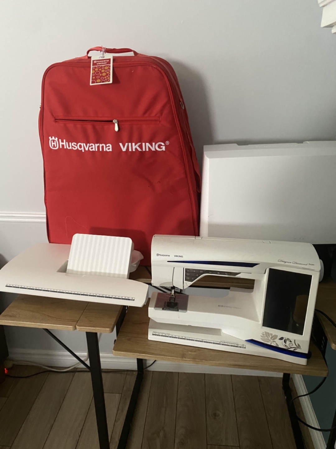 Husqvarna Viking Designer Diamond Sewing Machine - photo 4