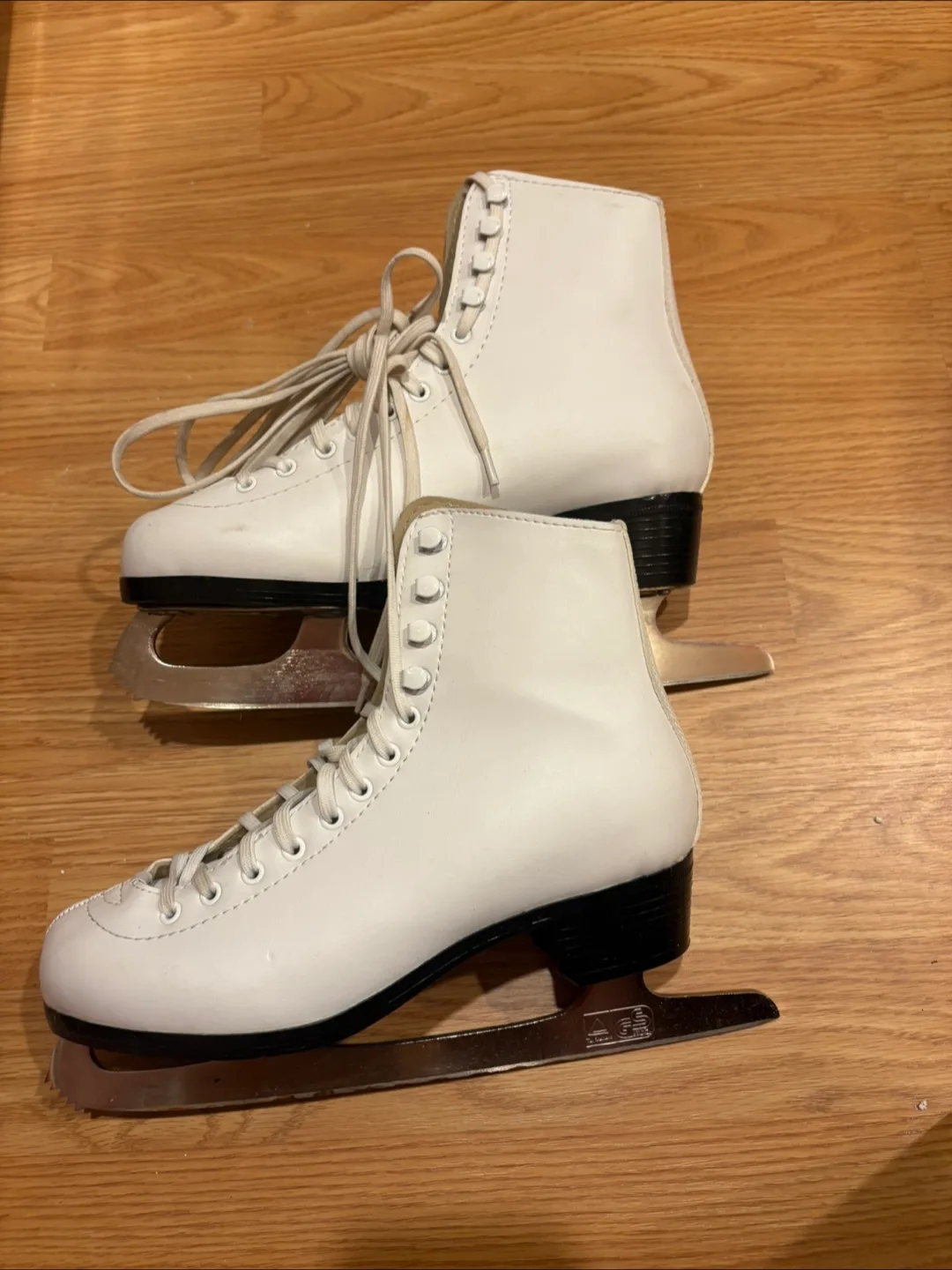 Chimo Tara ice skates (Size 6) (In good condition) thumbnail