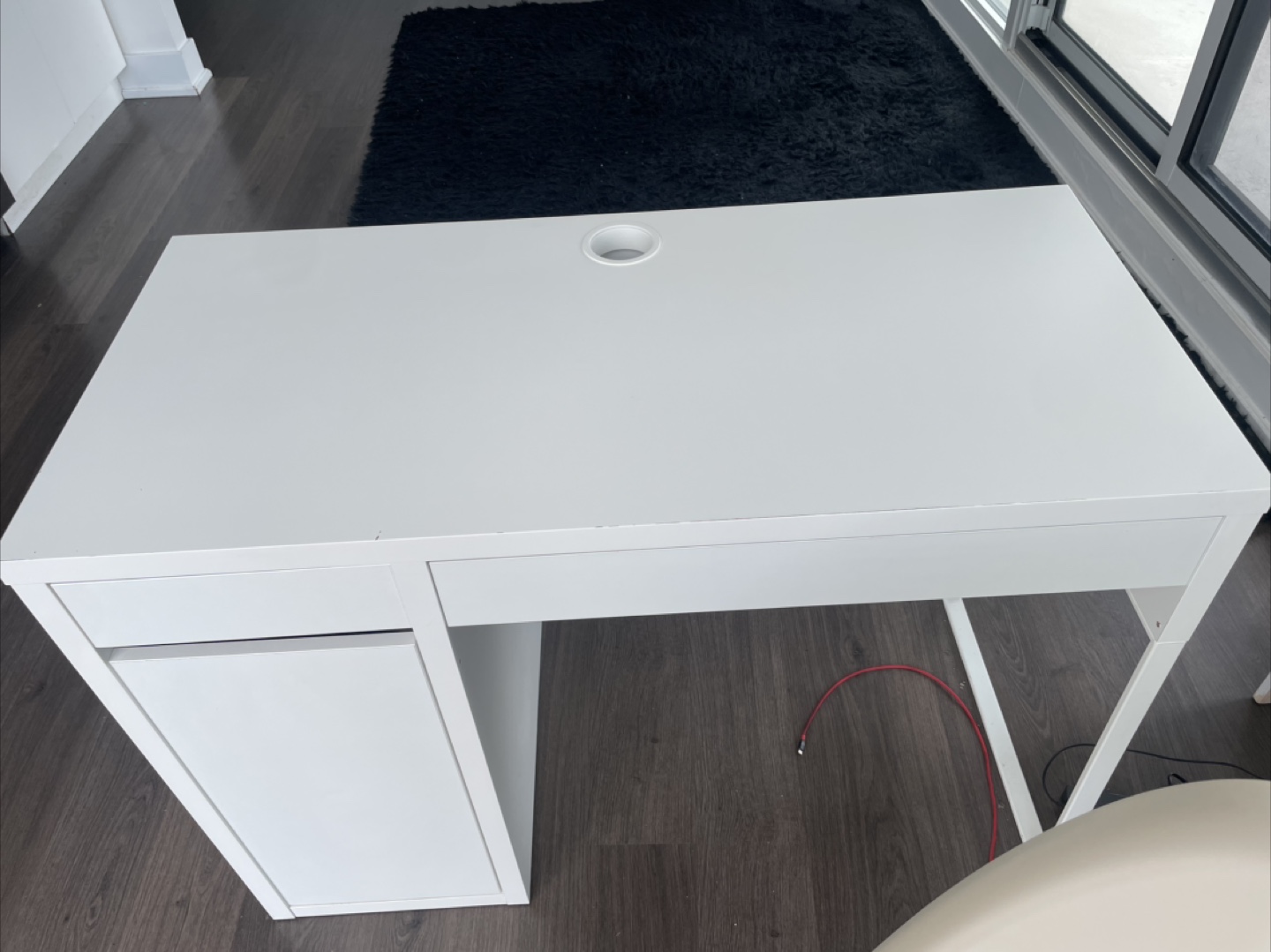 White Desktop with storage space