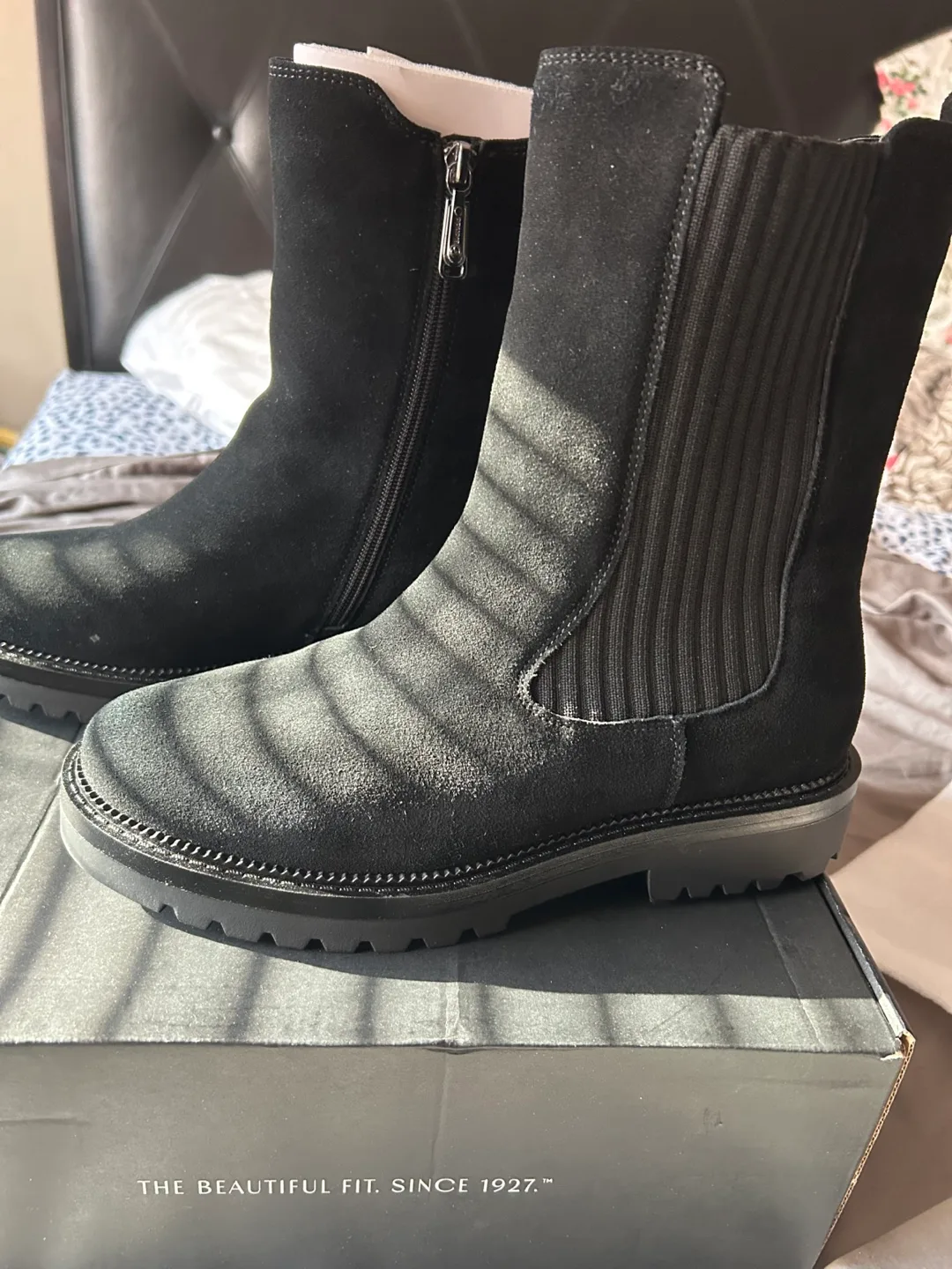 Blondo Waterproof Suede boots. Size 9 image indicator(2)