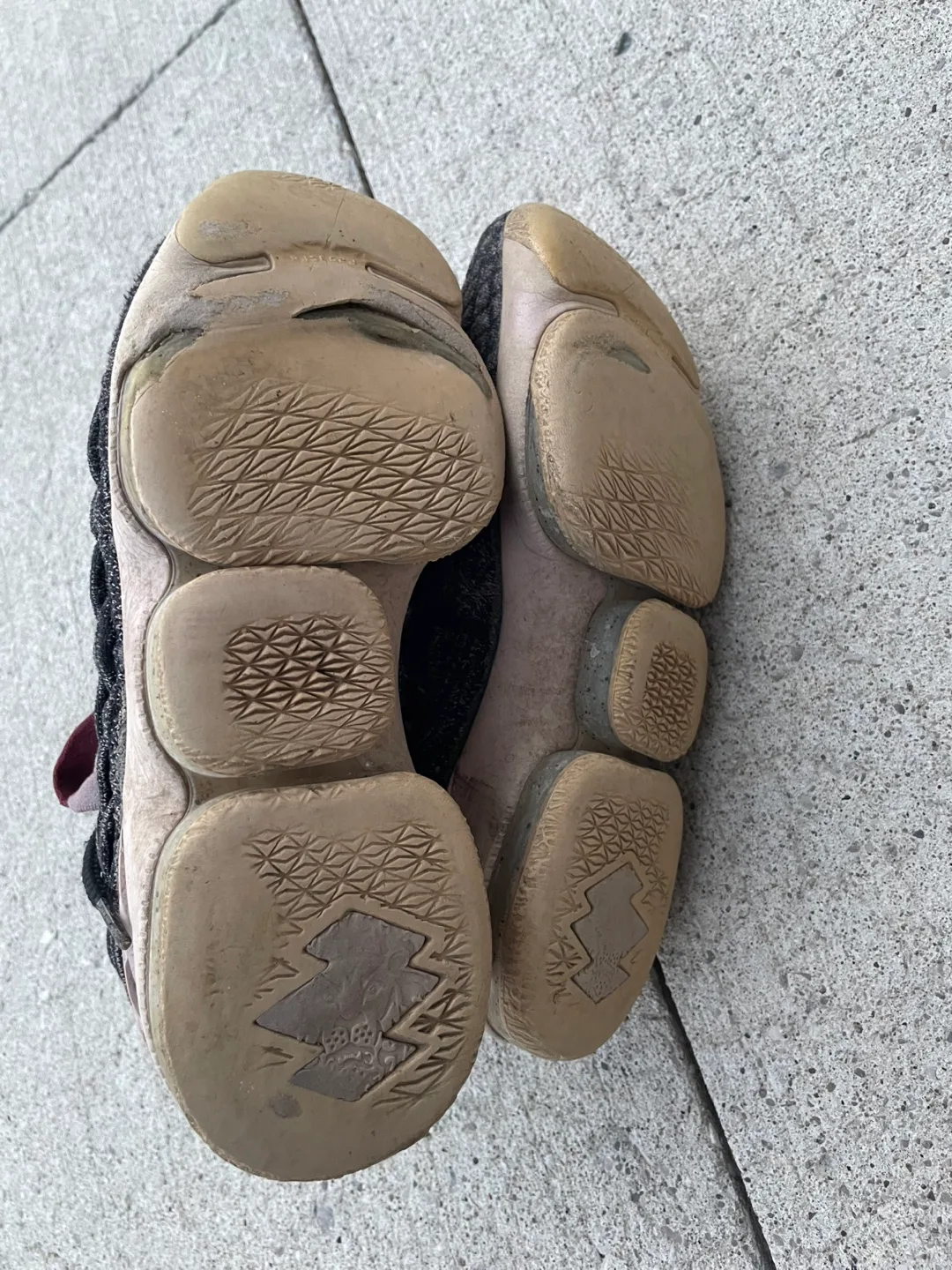 2 Nike LeBron 15 Basketball Shoes - size 7 image indicator(3)