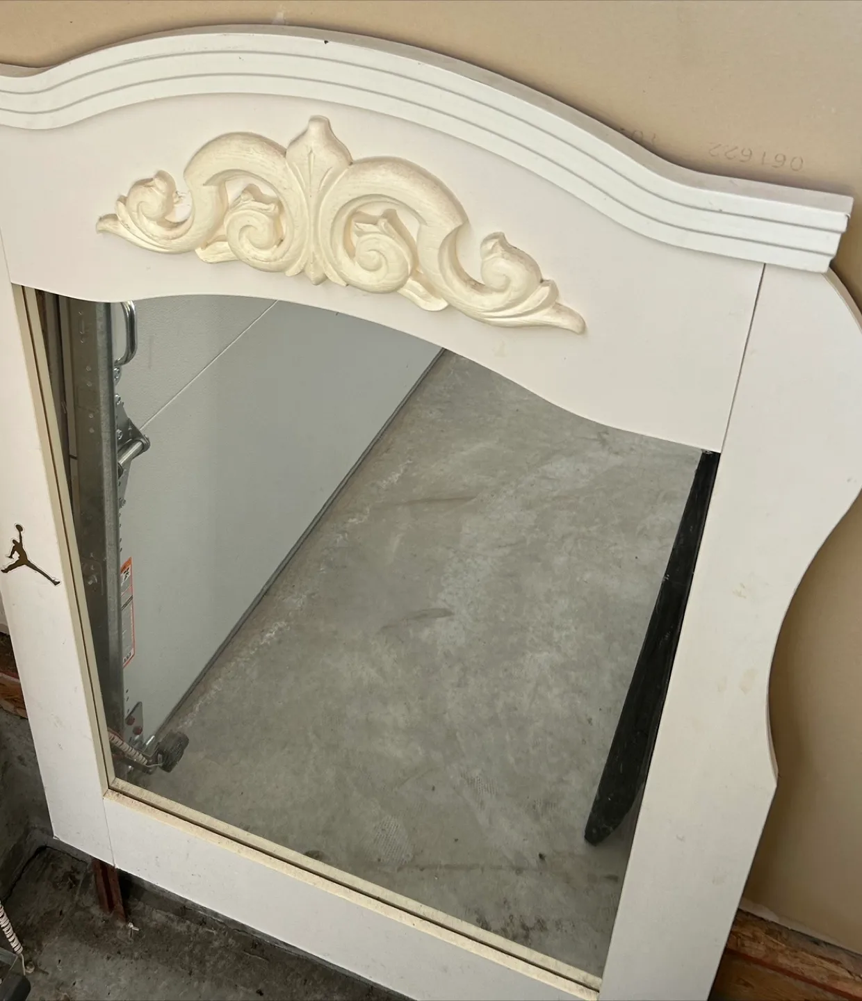 White Framed Mirror 🇨🇦 thumbnail