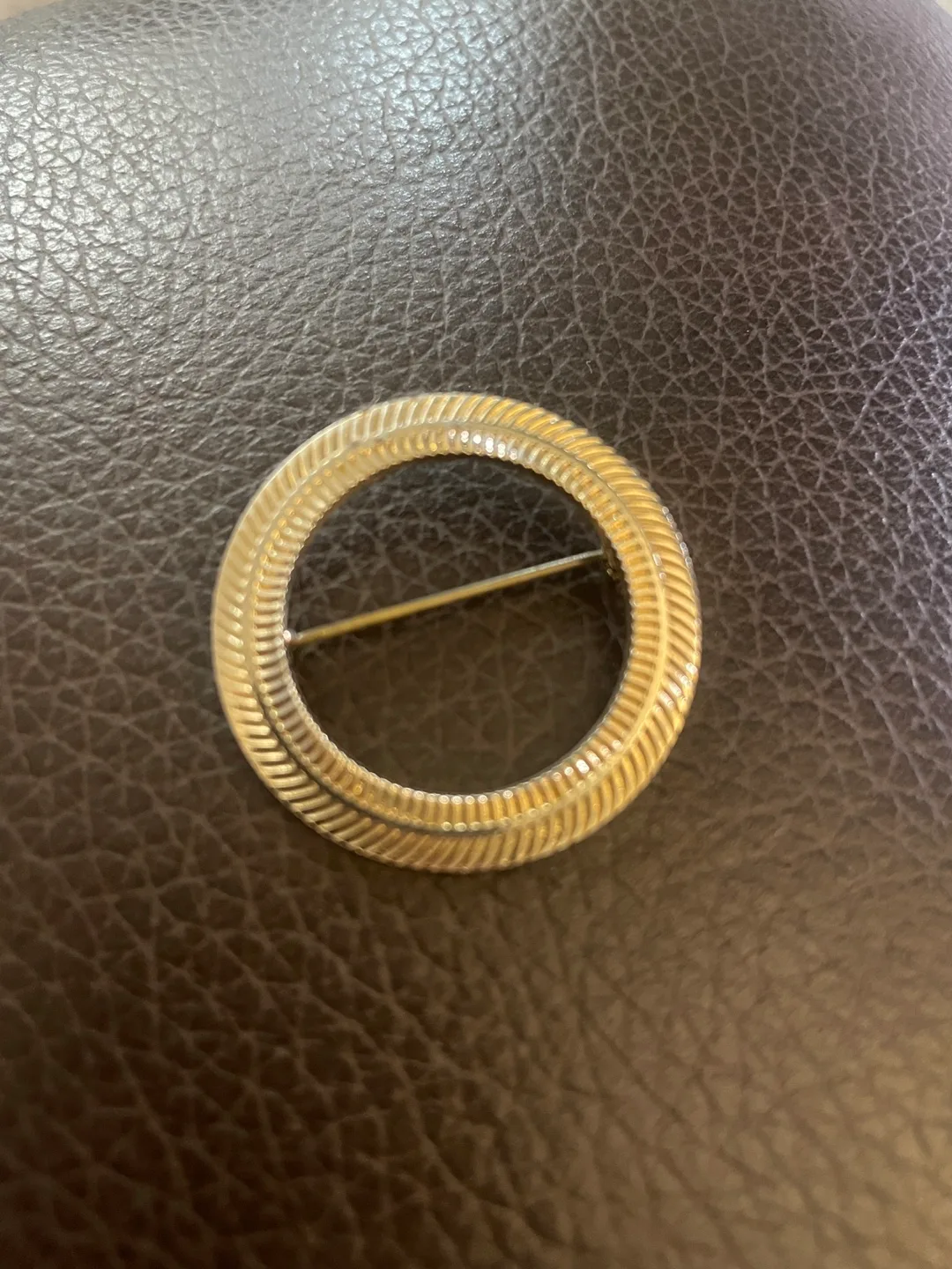 Gold Tone Circle Brooch thumbnail
