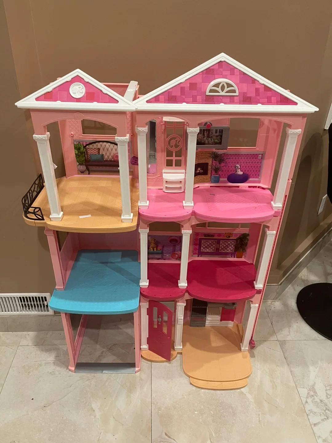 Barbie Dreamhouse Dollhouse thumbnail