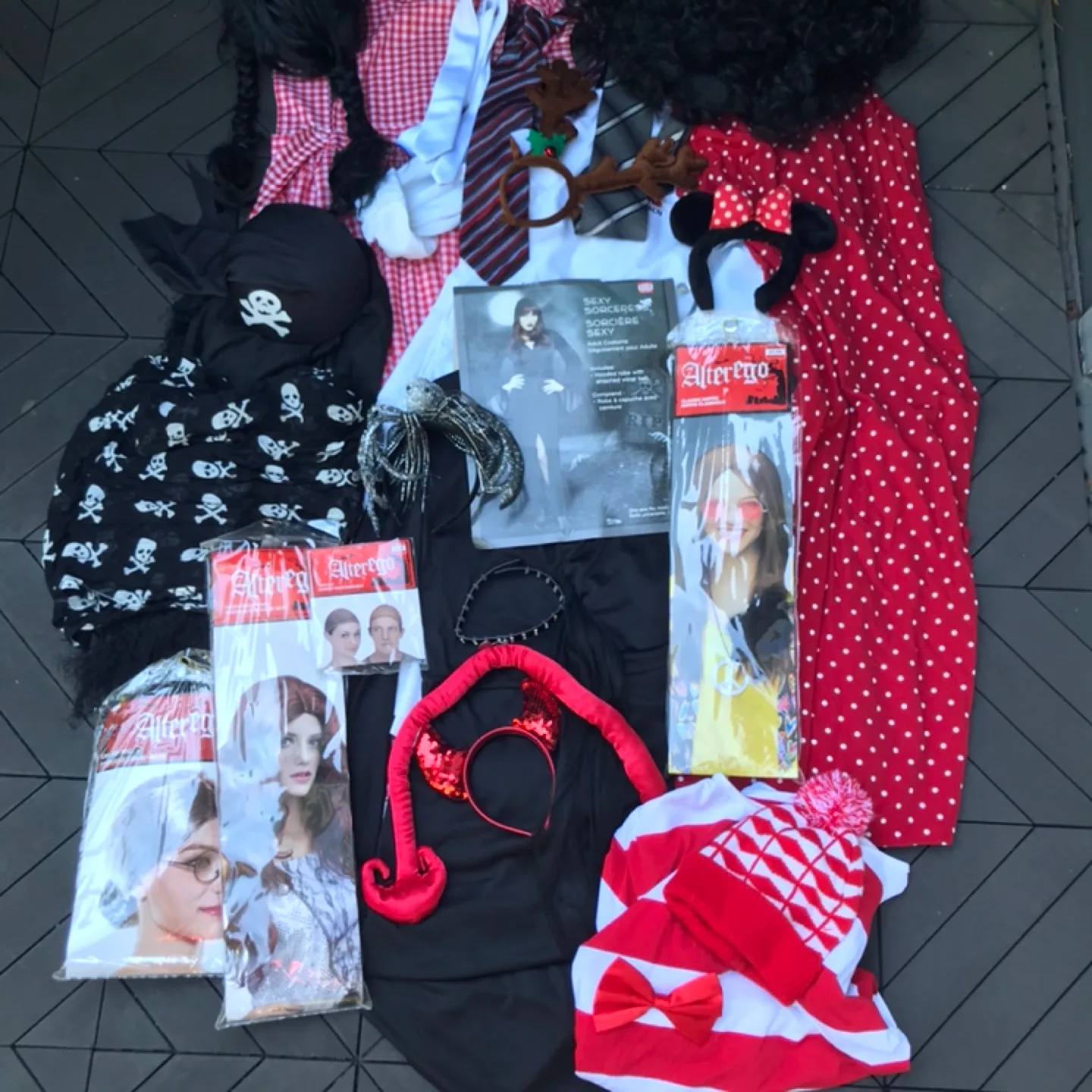Halloween Costumes, Wigs & Accessories thumbnail
