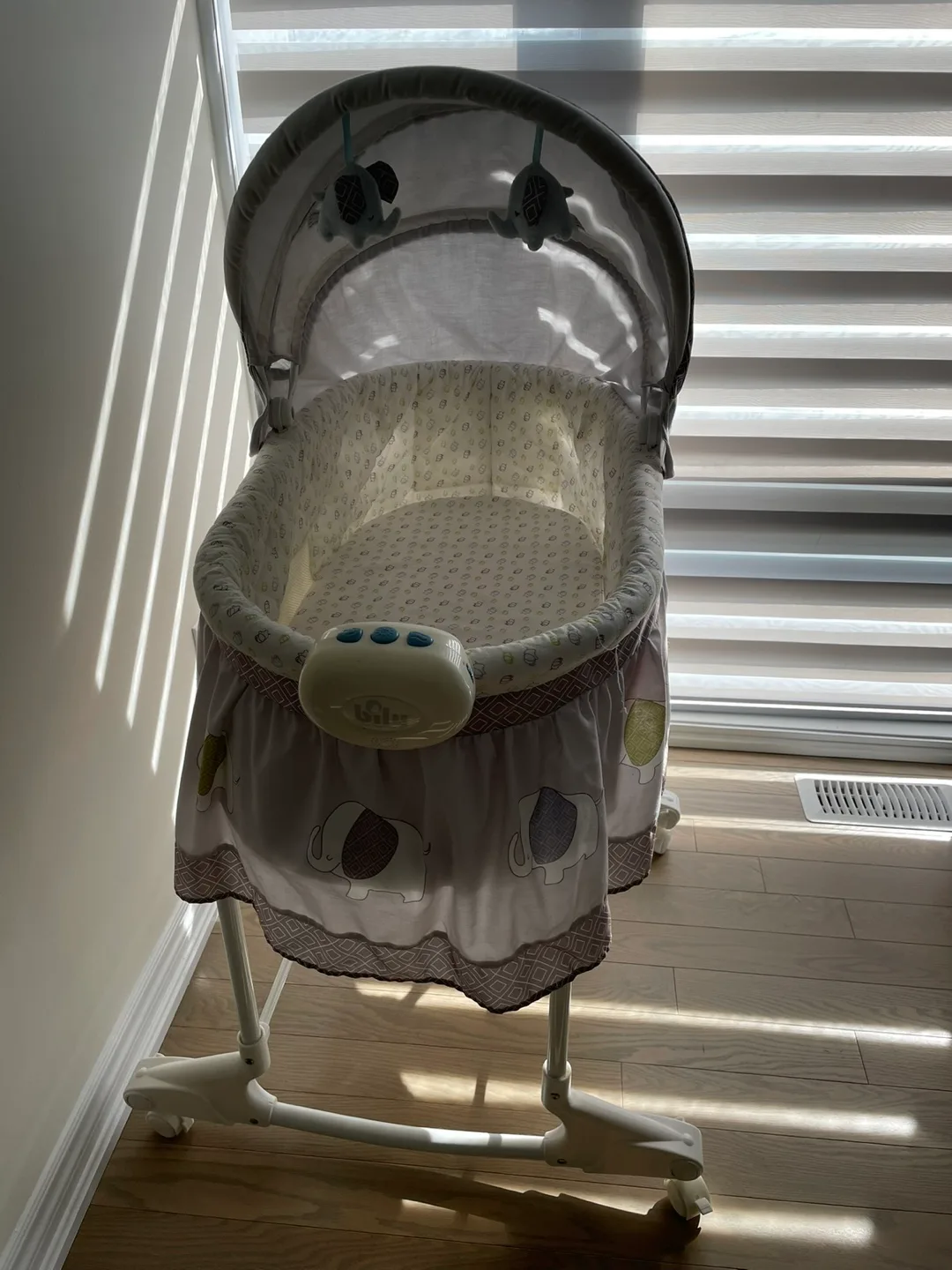 Bassinet with Elephant Design image indicator(2)