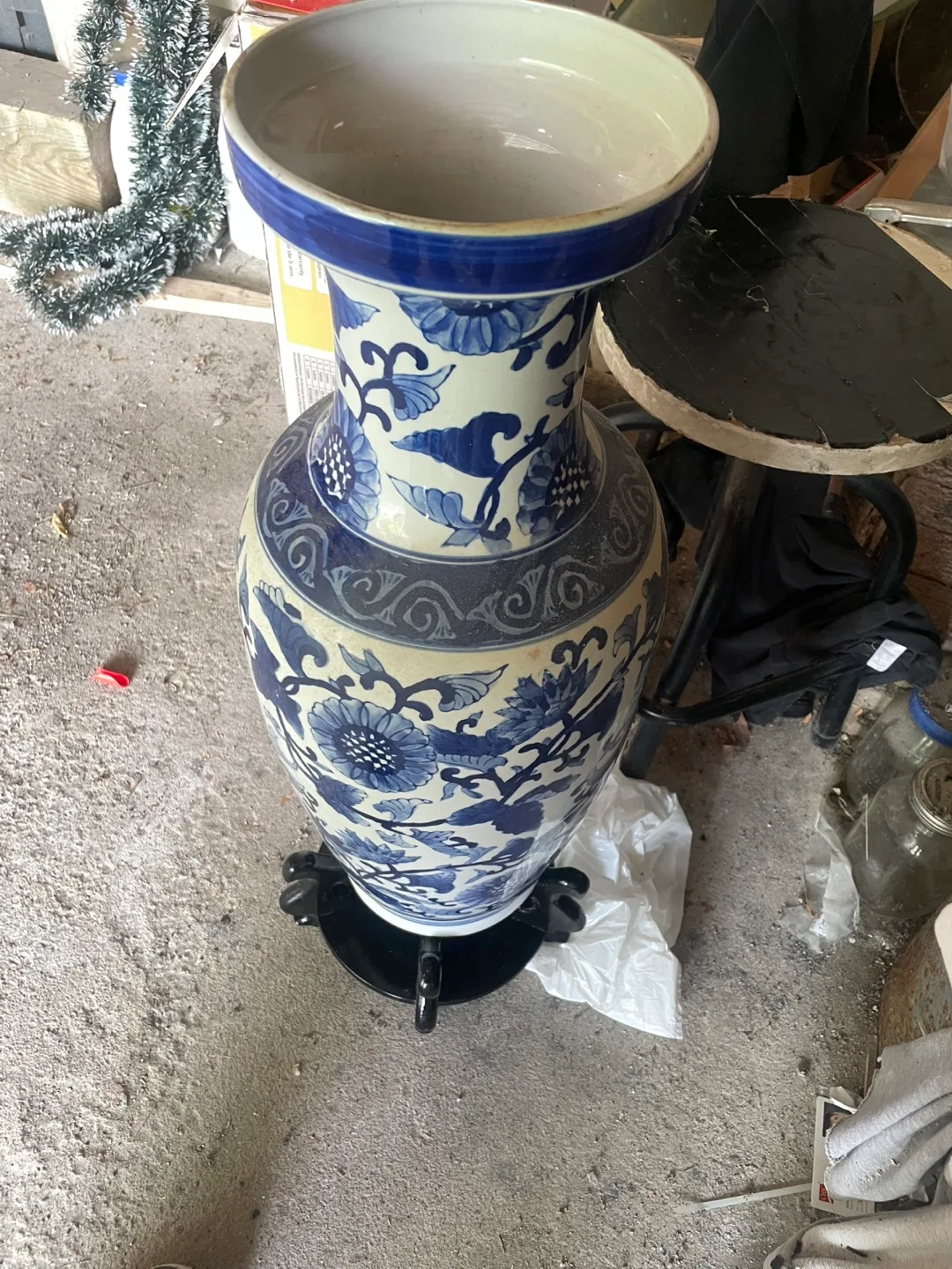 Blue & White Floral Vase with Stand image indicator(3)