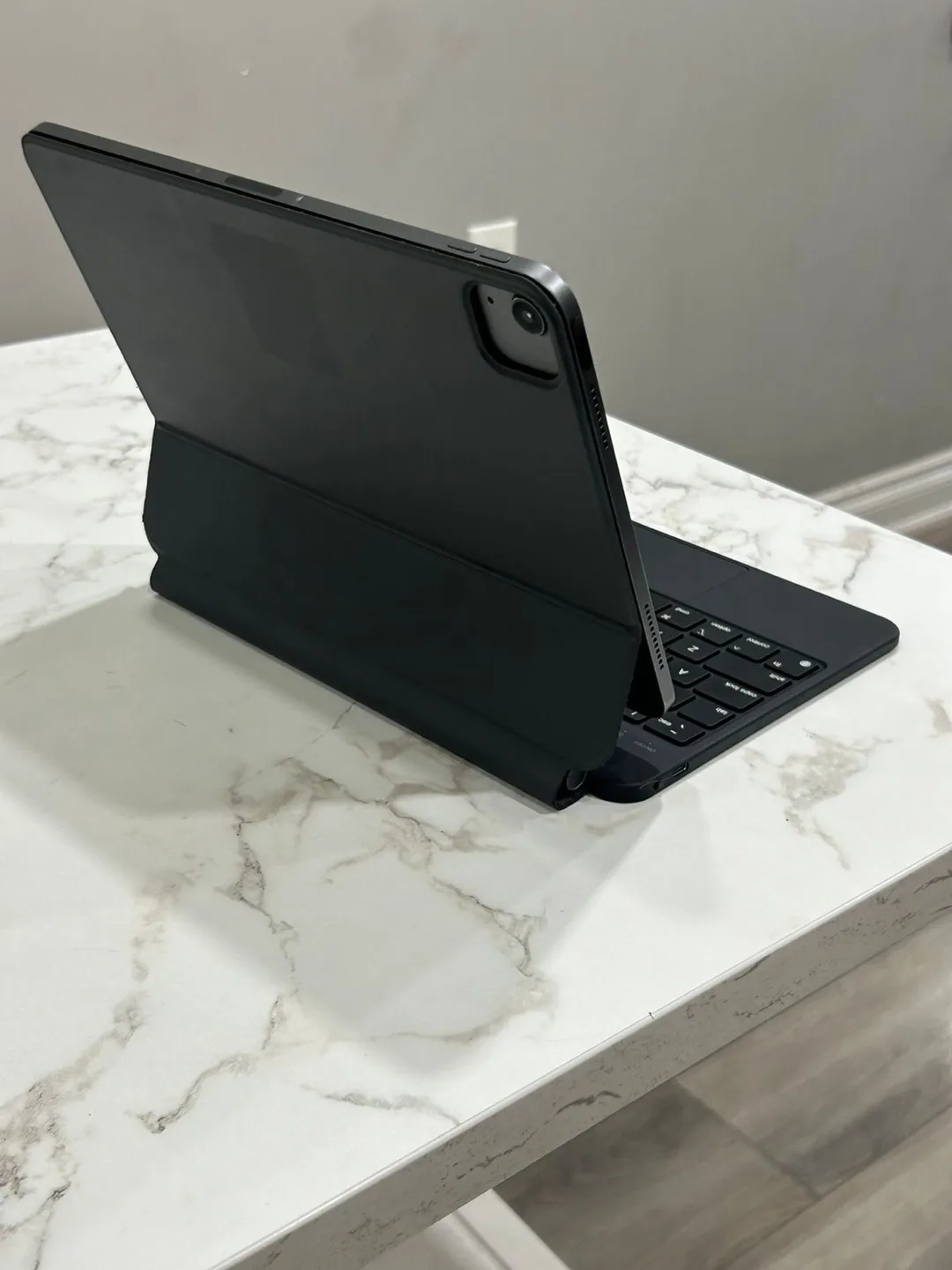 Apple iPad Air Space Gray (5th generation) image indicator(2)