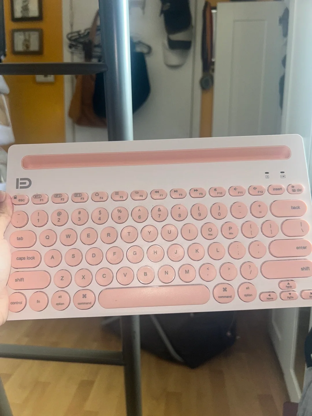 ID iK3381 Pink Wireless Keyboard thumbnail