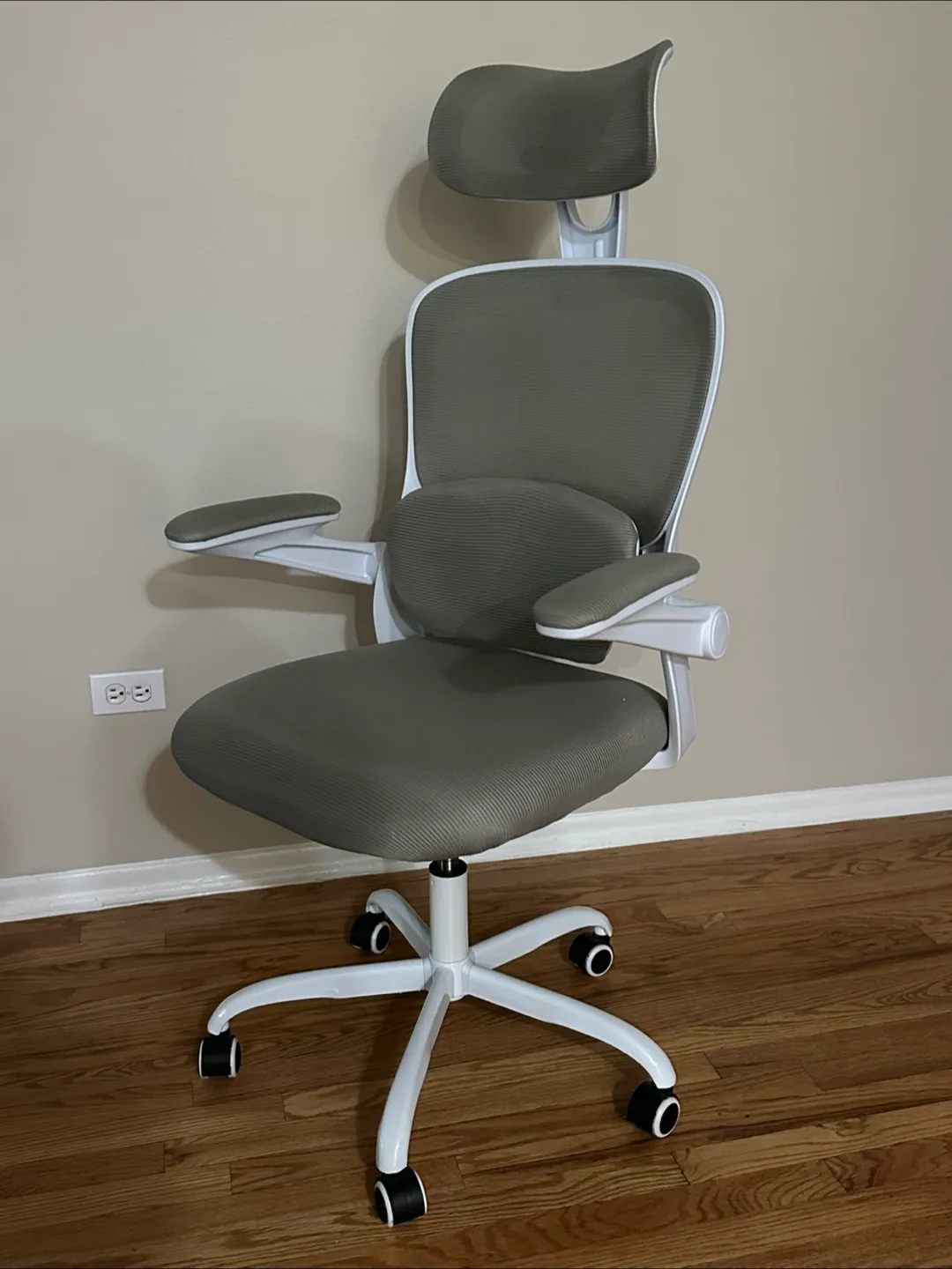 HISKC Ergonomic Chair - Like New thumbnail