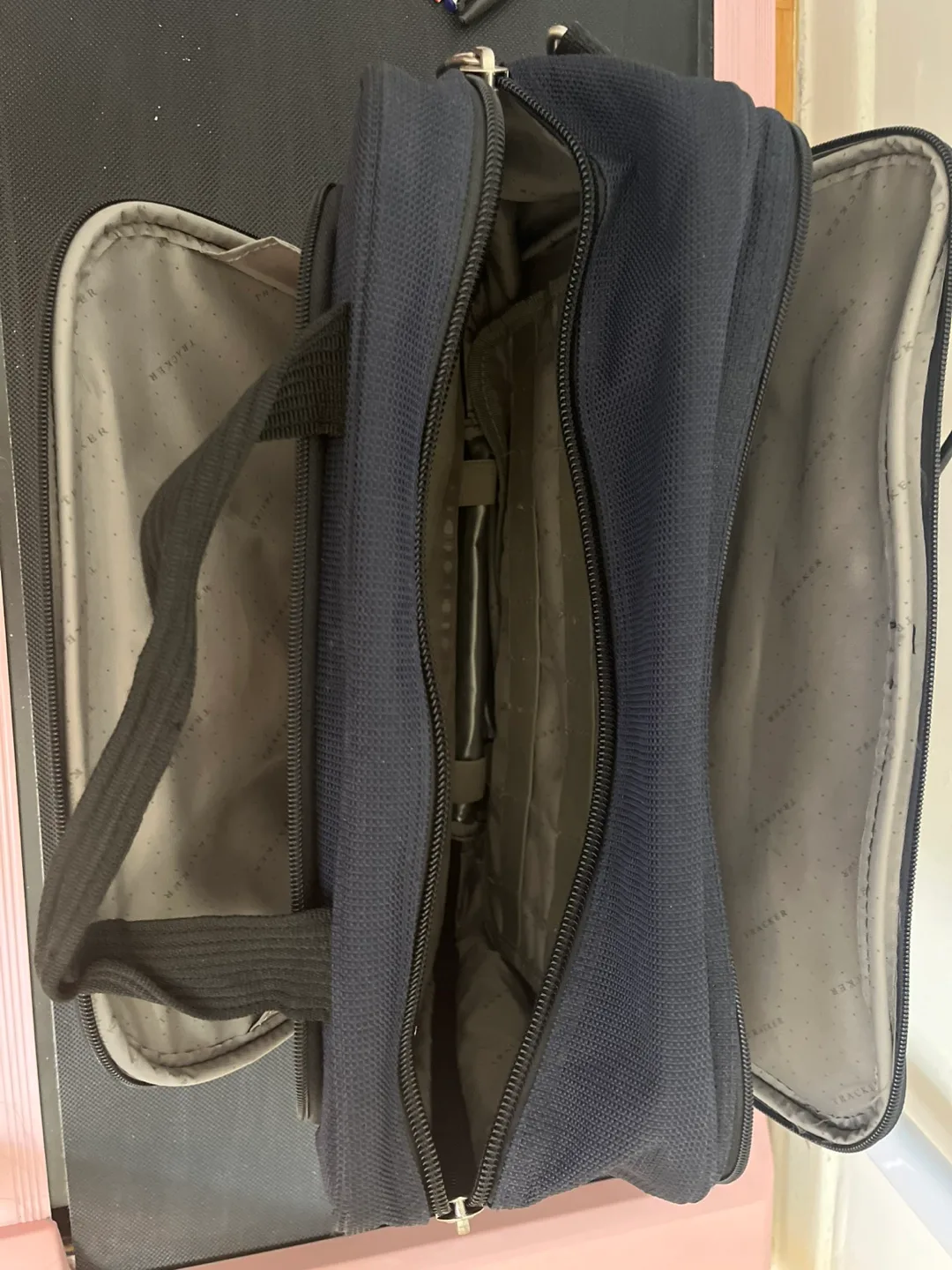 Tracker Black Laptop Bag image indicator(3)