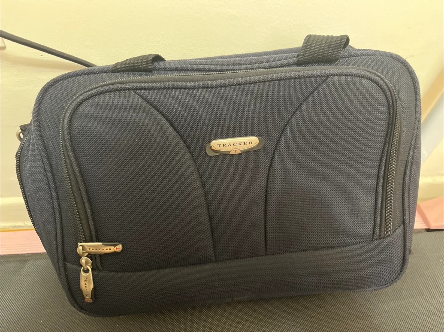 Tracker Black Laptop Bag image indicator(2)