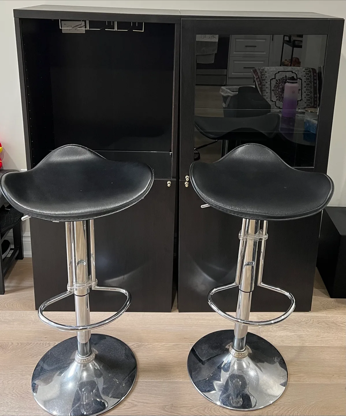 Black Bar Cabinet with Glass Shelves image indicator(5)