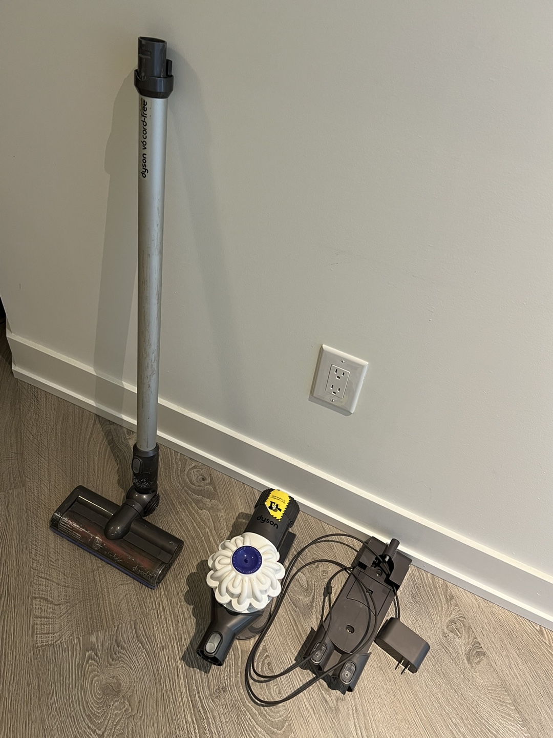 Dyson V6 Cord-Free Cordless Vacuum - photo 2