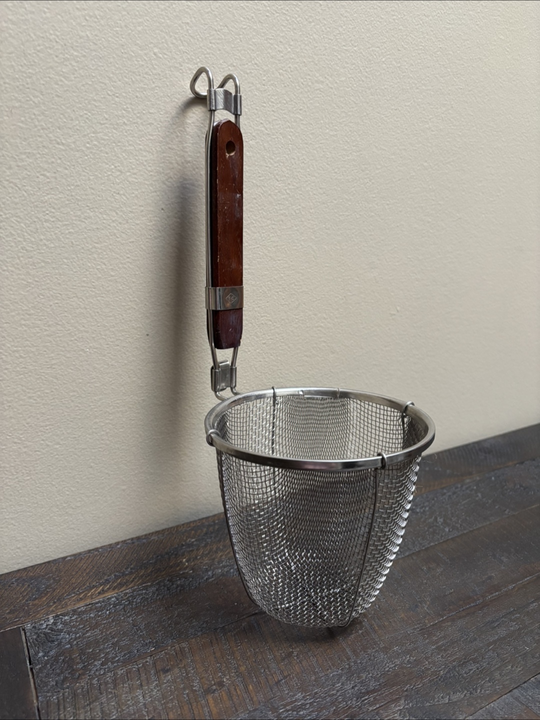 Stainless steel Mesh noodle Strainer with Wooden Handle