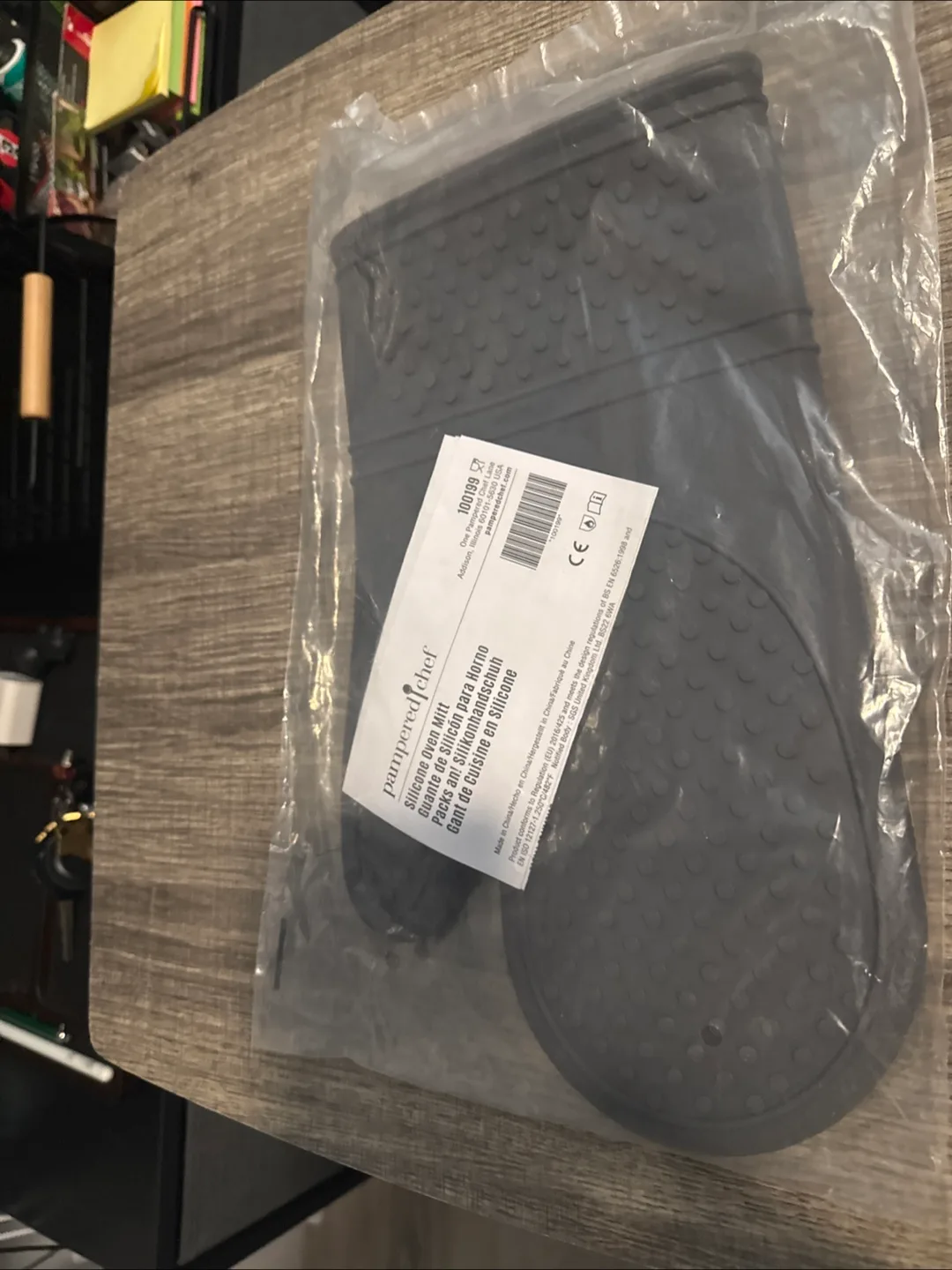 Pampered Chef Silicone Oven Mitt - New in Package! thumbnail