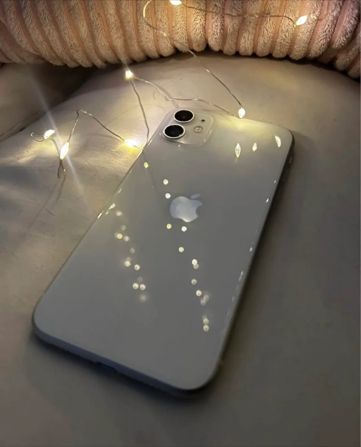 Iphone 11 64 GB in white image indicator(2)