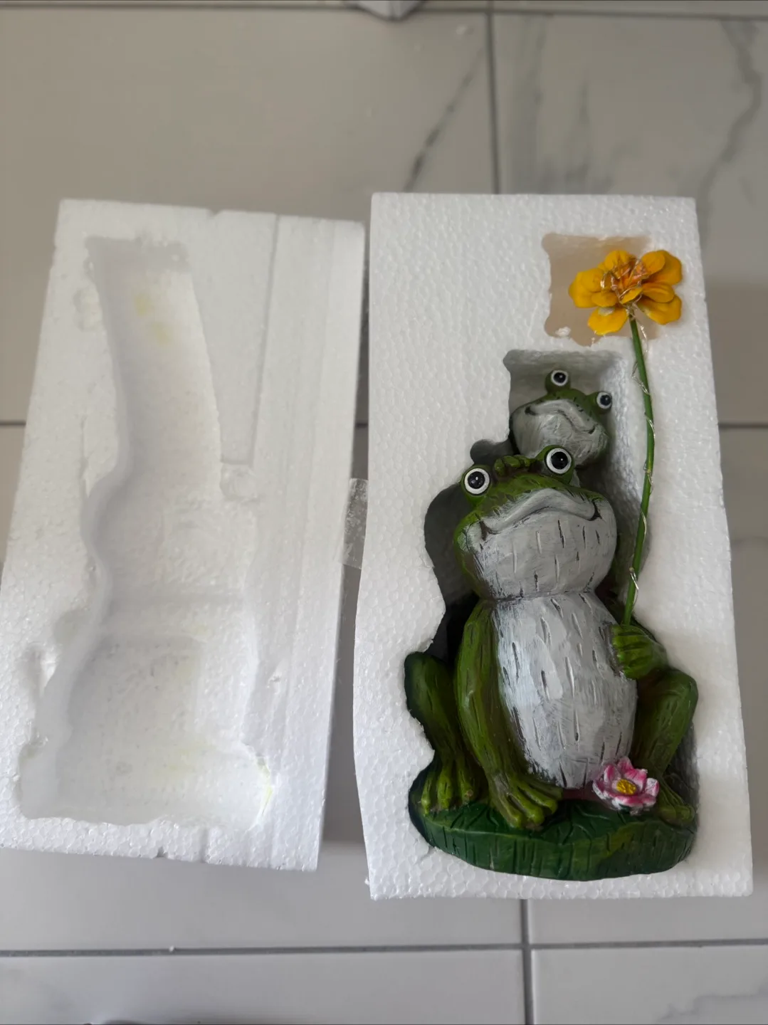 New in box - Solar Garden Frog Garden Decor image indicator(3)