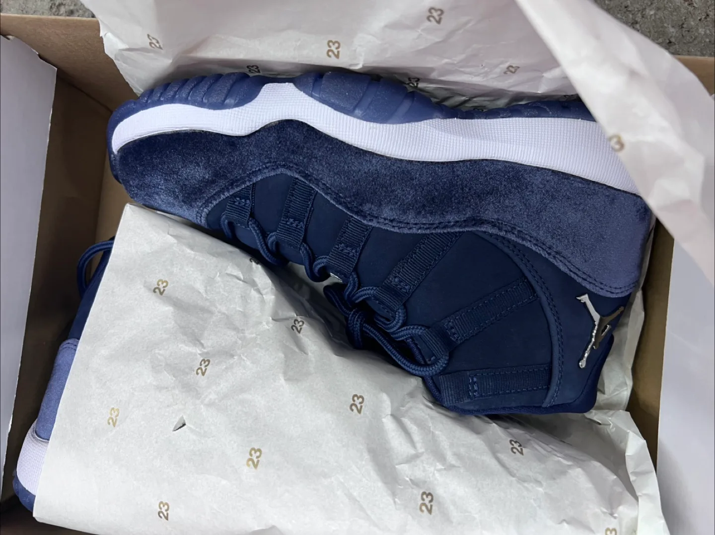 Brand New Air Jordan 11 Retro 'Midnight Navy' Women's Size 7.5 image indicator(4)