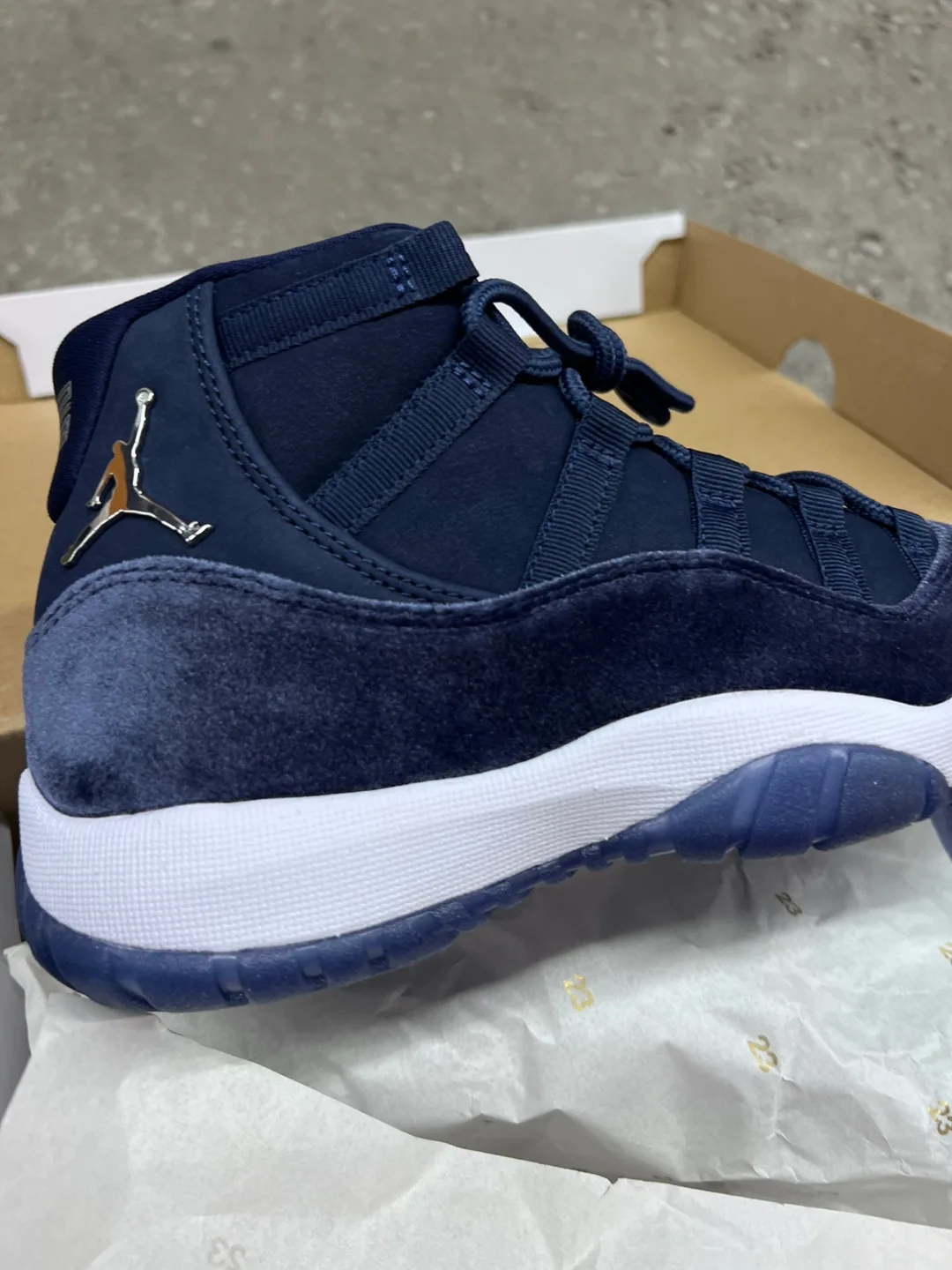 Brand New Air Jordan 11 Retro 'Midnight Navy' Women's Size 7.5 image indicator(5)
