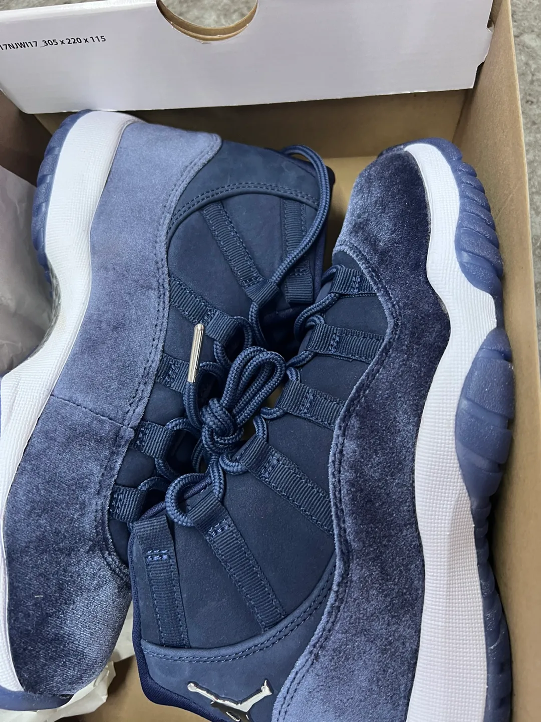 Brand New Air Jordan 11 Retro 'Midnight Navy' Women's Size 7.5 image indicator(3)