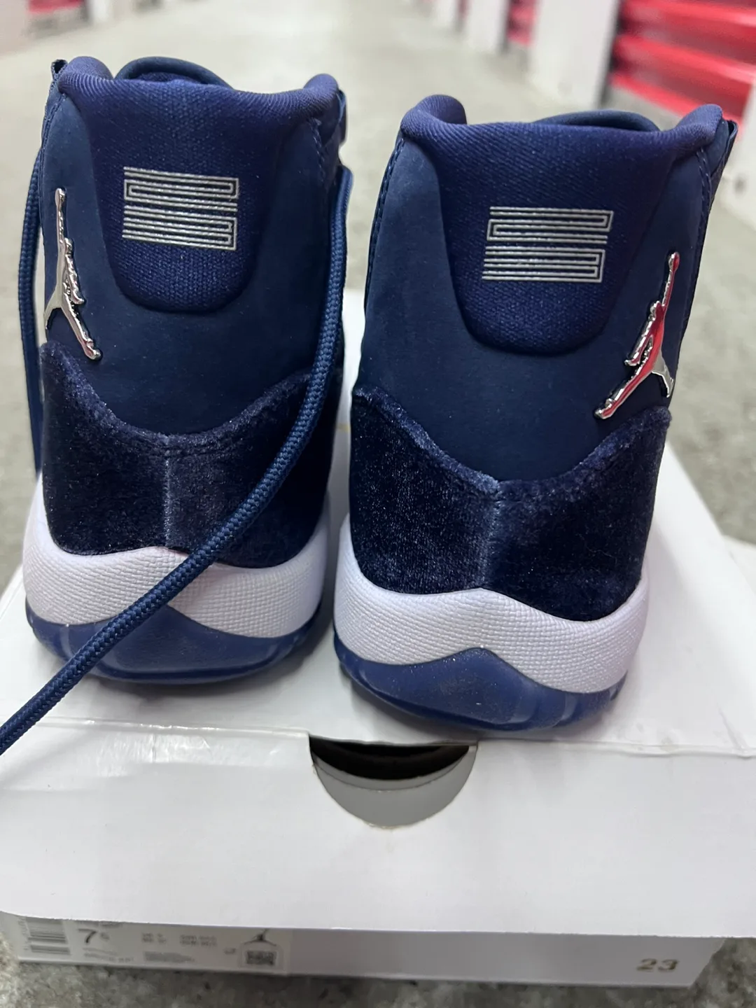 Brand New Air Jordan 11 Retro 'Midnight Navy' Women's Size 7.5 image indicator(7)