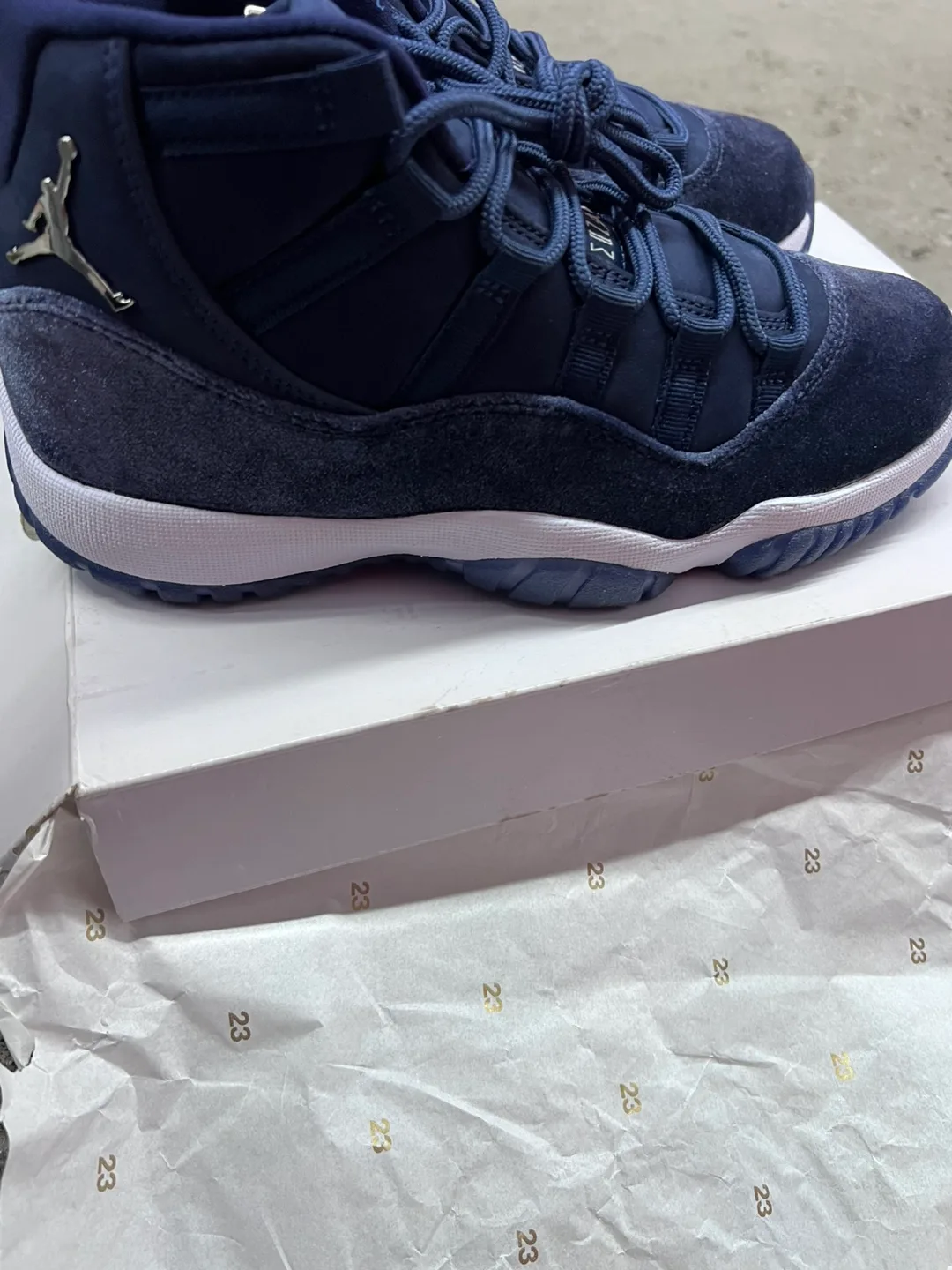 Brand New Air Jordan 11 Retro 'Midnight Navy' Women's Size 7.5 image indicator(8)