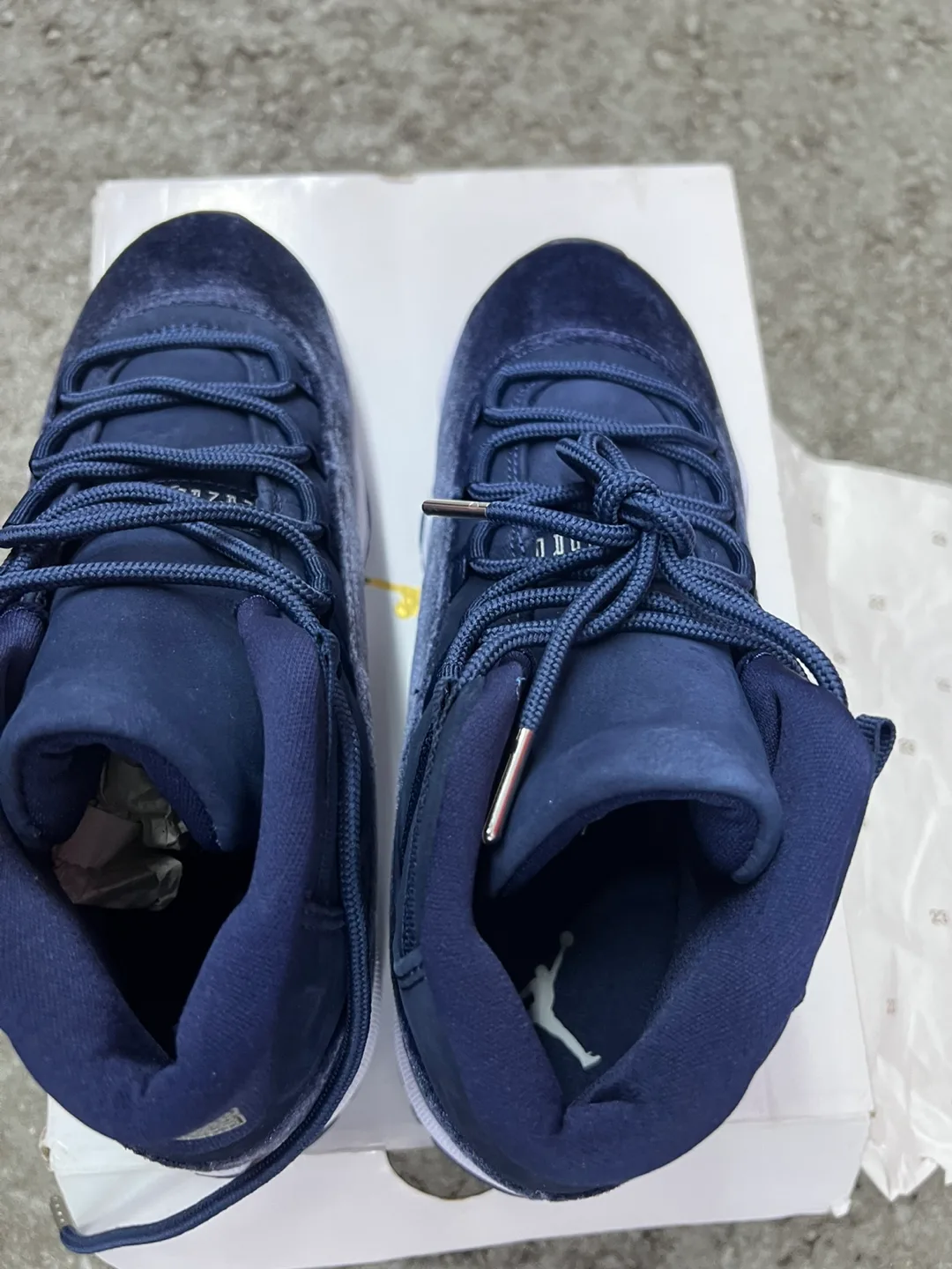 Brand New Air Jordan 11 Retro 'Midnight Navy' Women's Size 7.5 image indicator(9)