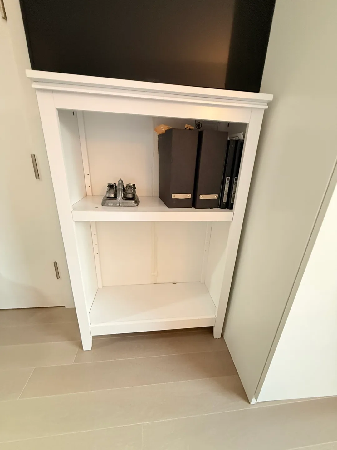 White Bookshelf/tv stand thumbnail