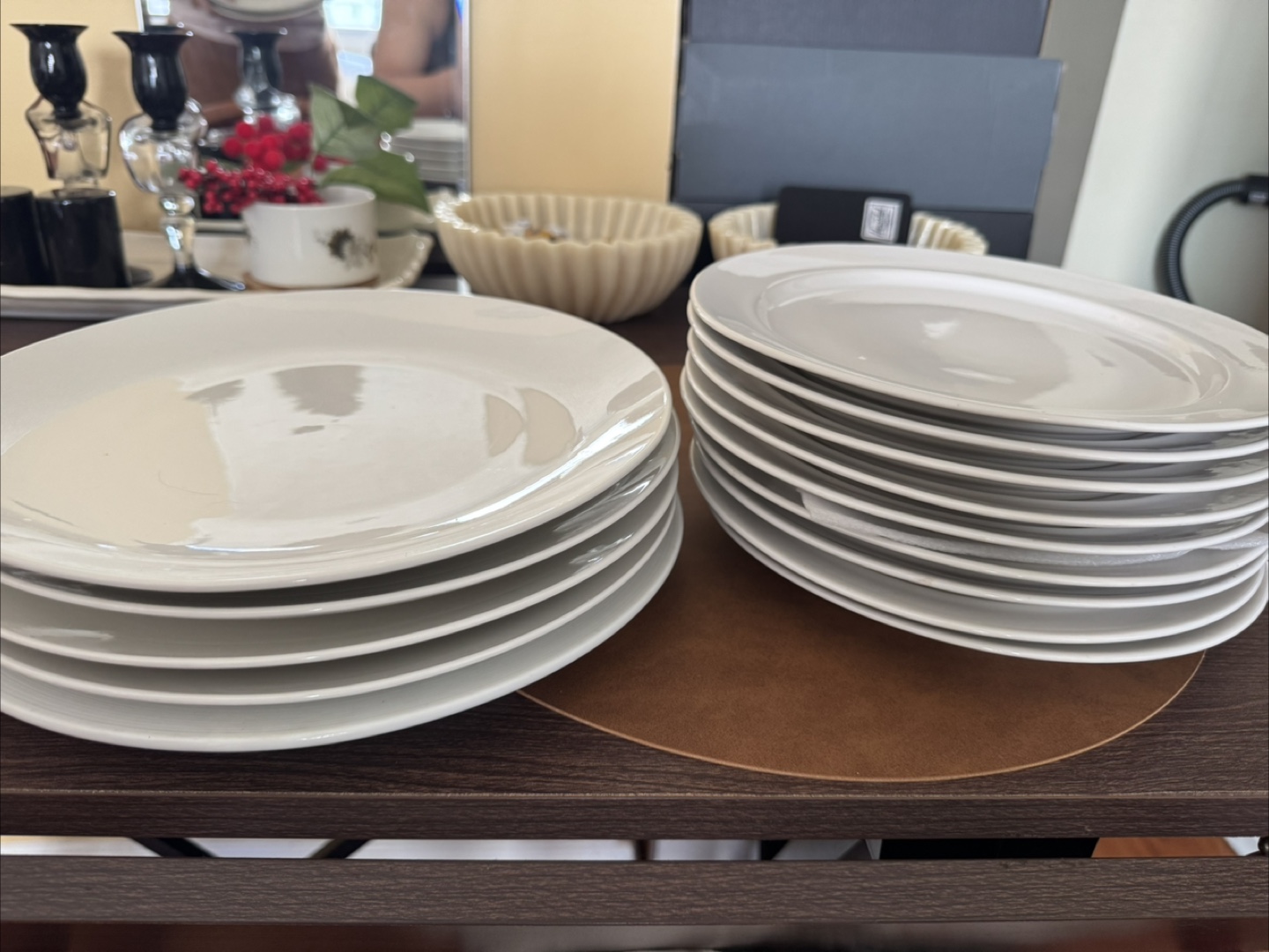 14 plates. Hardly used, like new and clean.