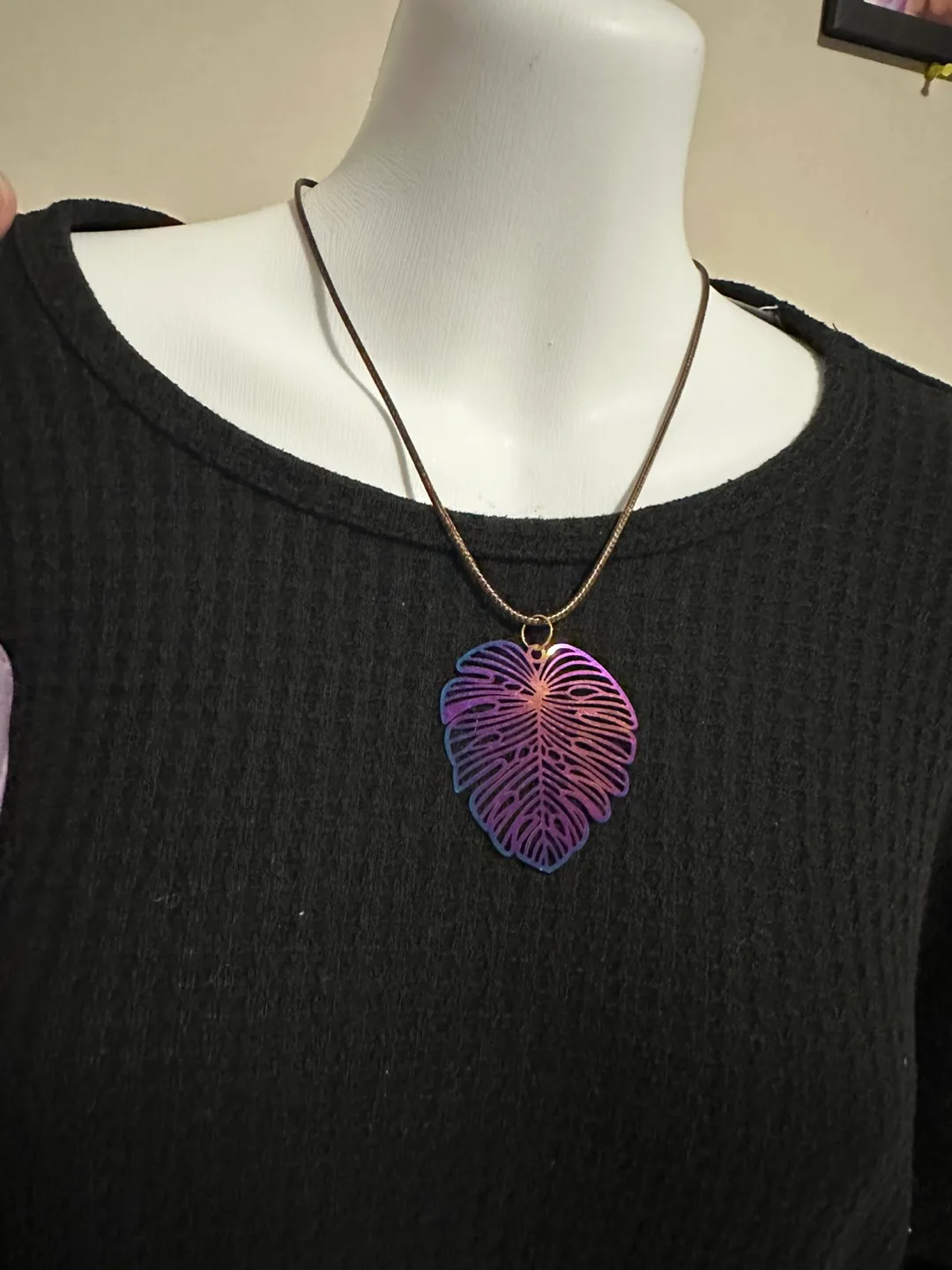 Iridescent Leaf Pendants Necklace thumbnail