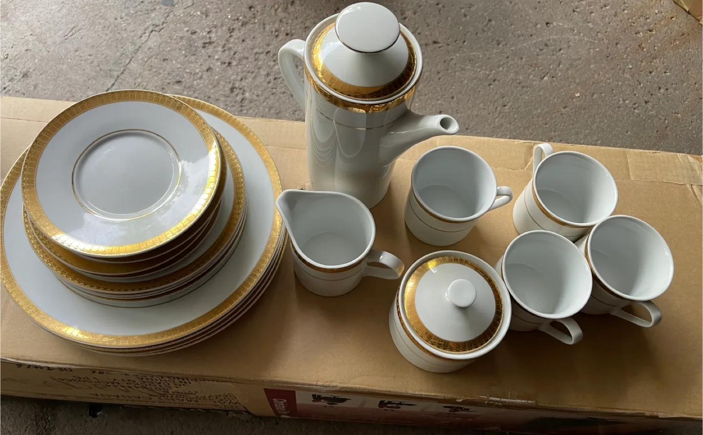 Lynns Porcelain Dinnerware Set thumbnail