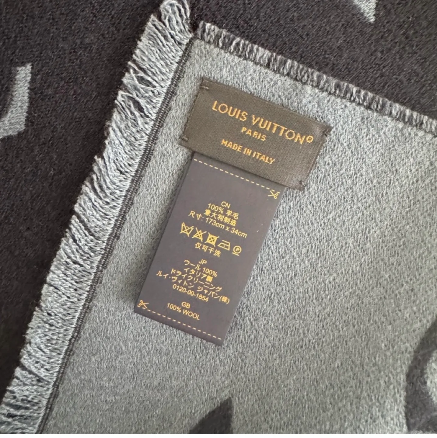 Louis Vuitton men’s cashmere scarf image indicator(6)