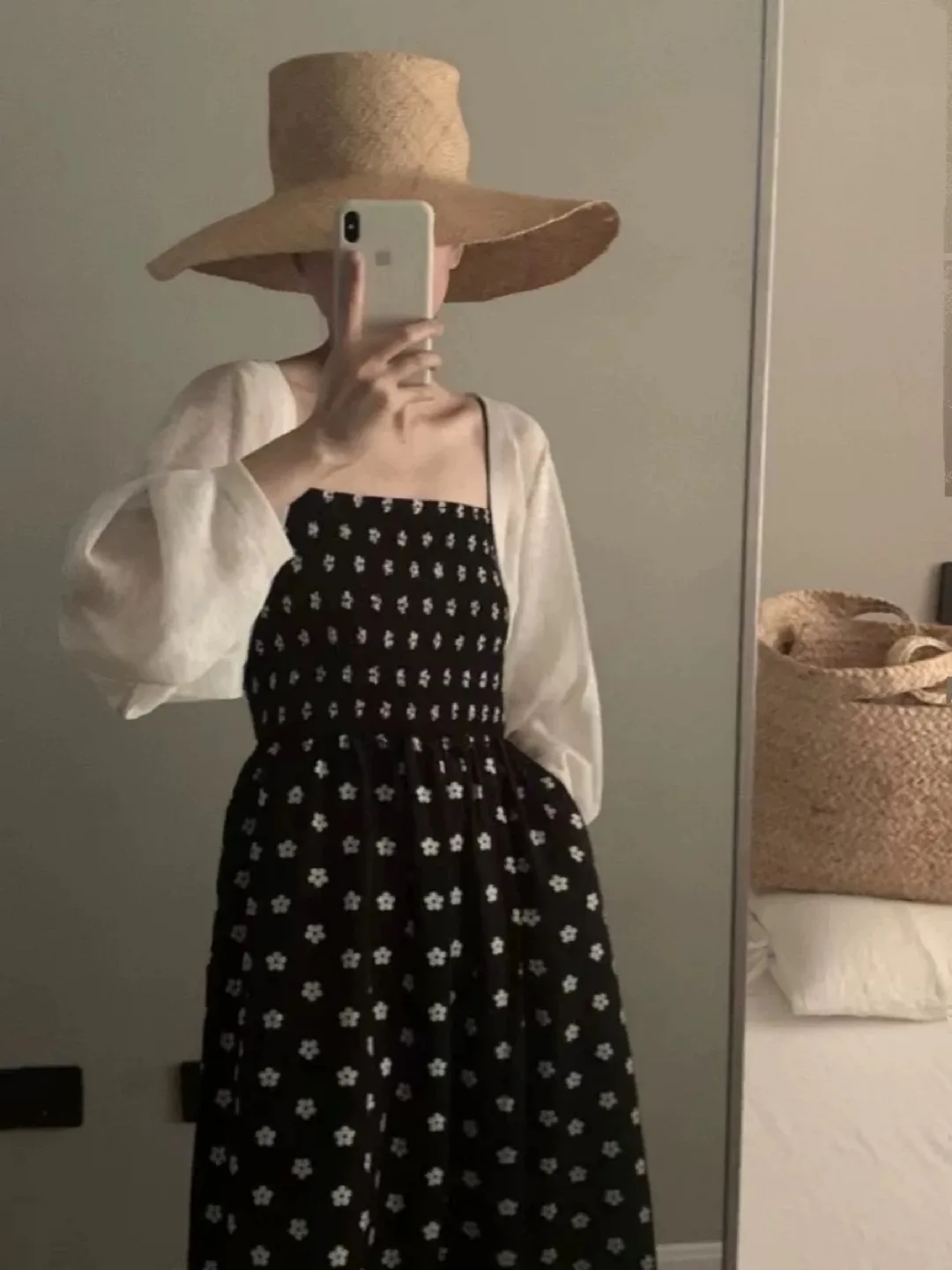 Beige Cropped Cardigan image indicator(2)