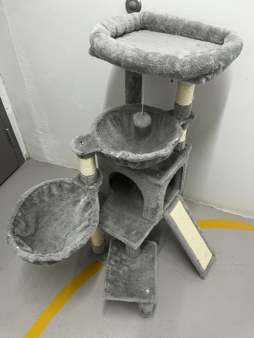 Grey Cat Tree with Secretlab Pillow image indicator(4)